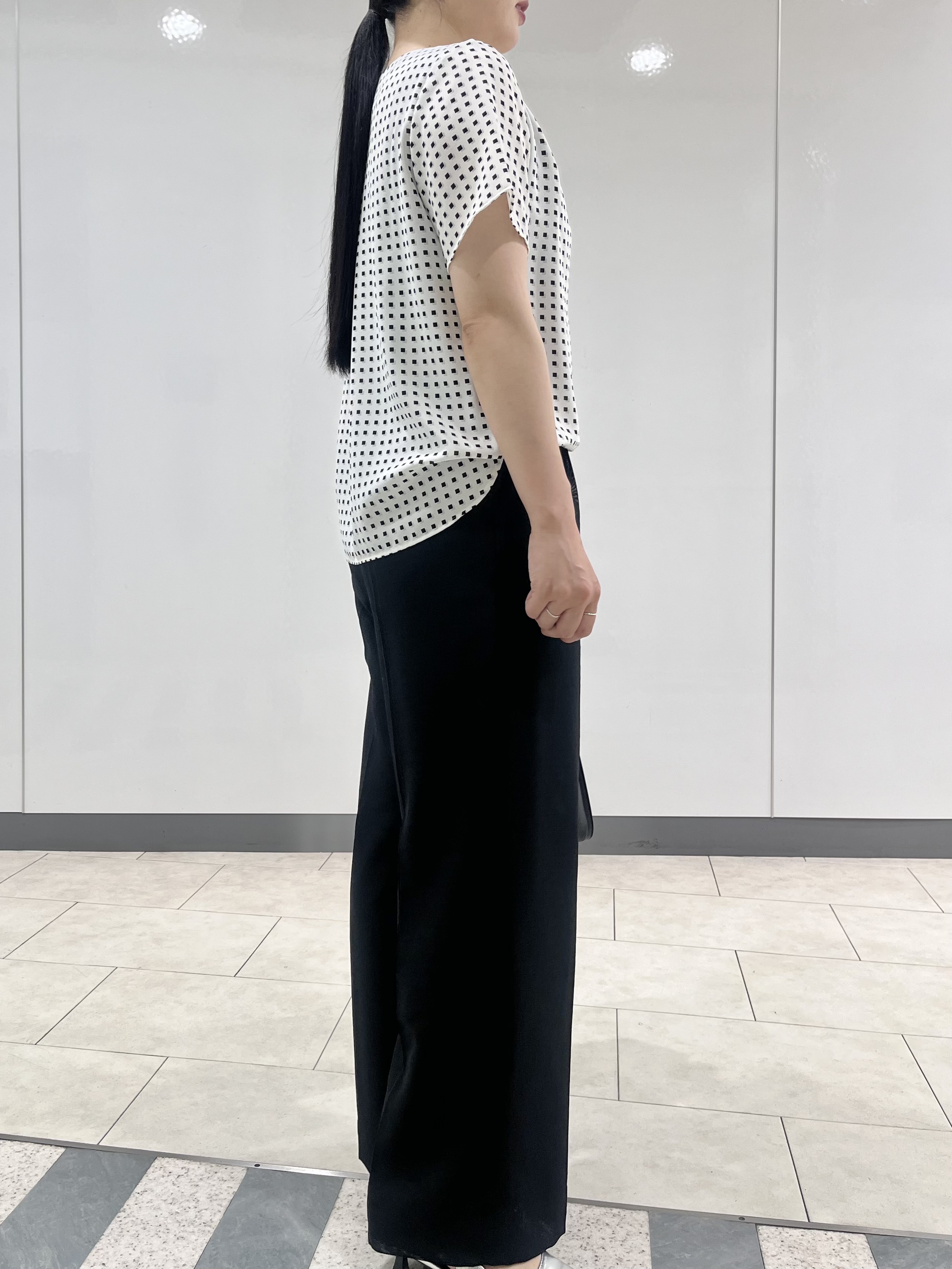 hasuさんの「INDIVI｜【洗える／UVケア】幾何学柄＆無地 タックVネック 半袖ブラウス」を使ったコーディネート