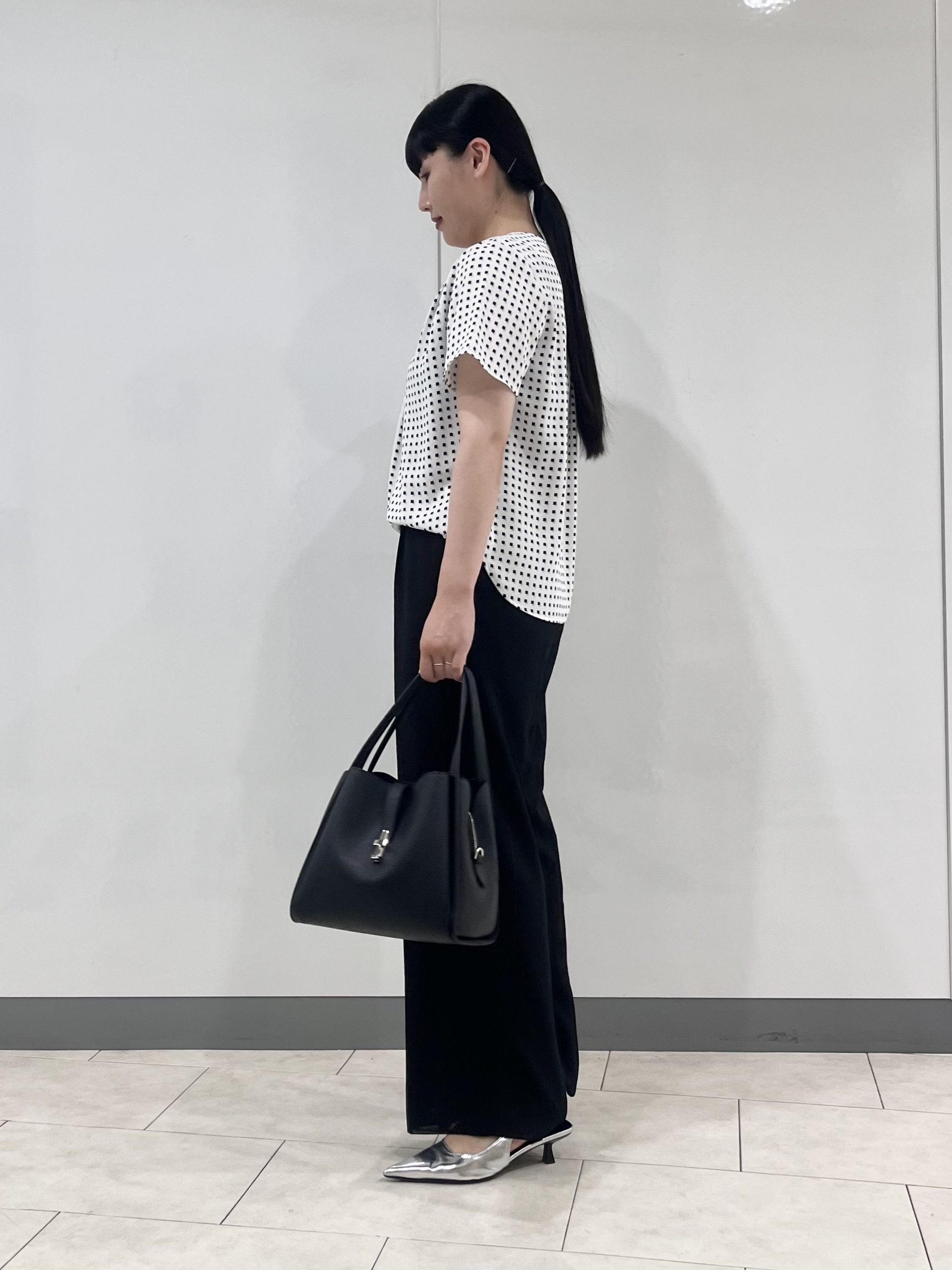 hasuさんの「INDIVI｜【洗える／UVケア】幾何学柄＆無地 タックVネック 半袖ブラウス」を使ったコーディネート