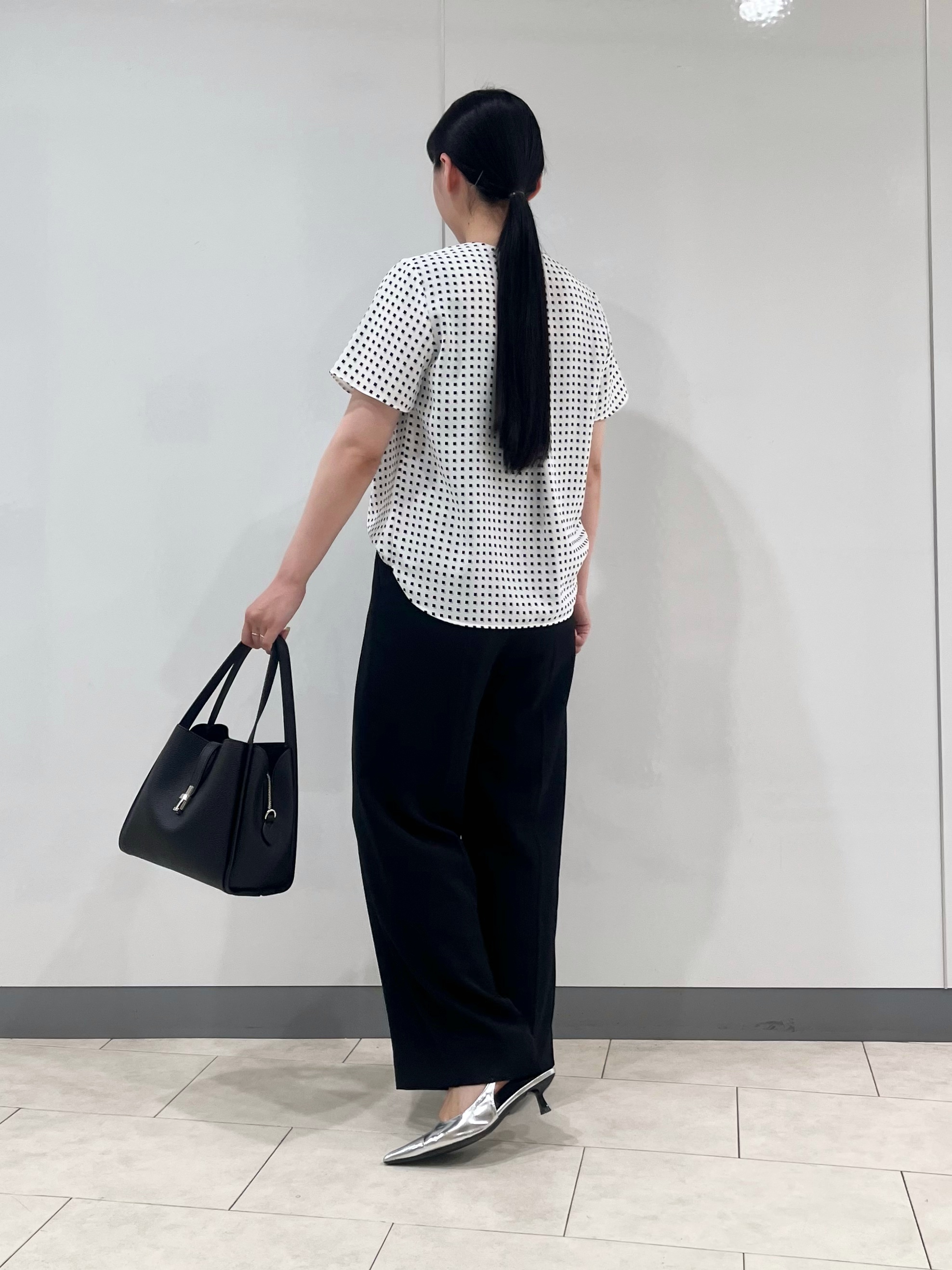 hasuさんの「INDIVI｜【洗える／UVケア】幾何学柄＆無地 タックVネック 半袖ブラウス」を使ったコーディネート