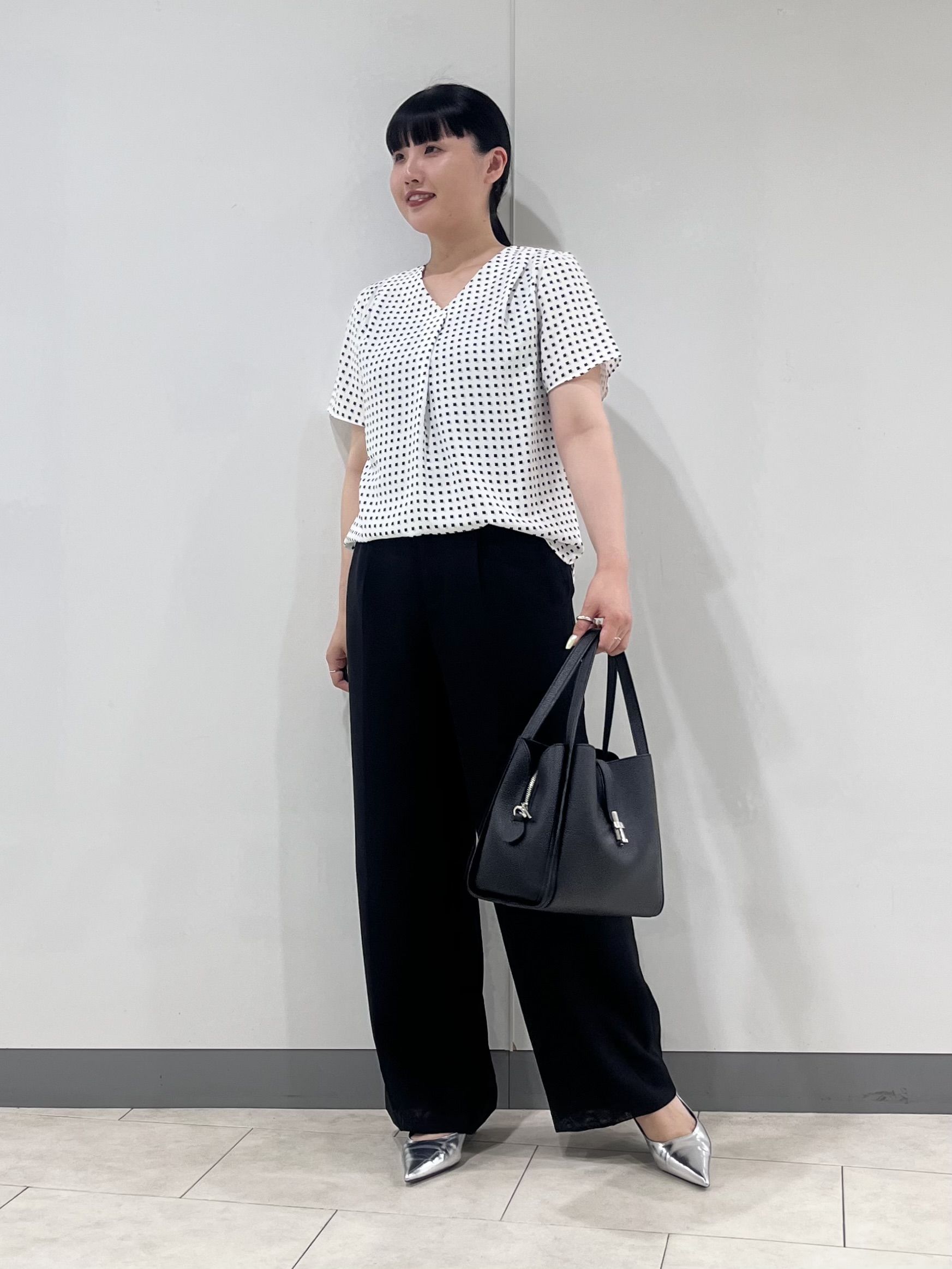 hasuさんの「INDIVI｜【洗える／UVケア】幾何学柄＆無地 タックVネック 半袖ブラウス」を使ったコーディネート