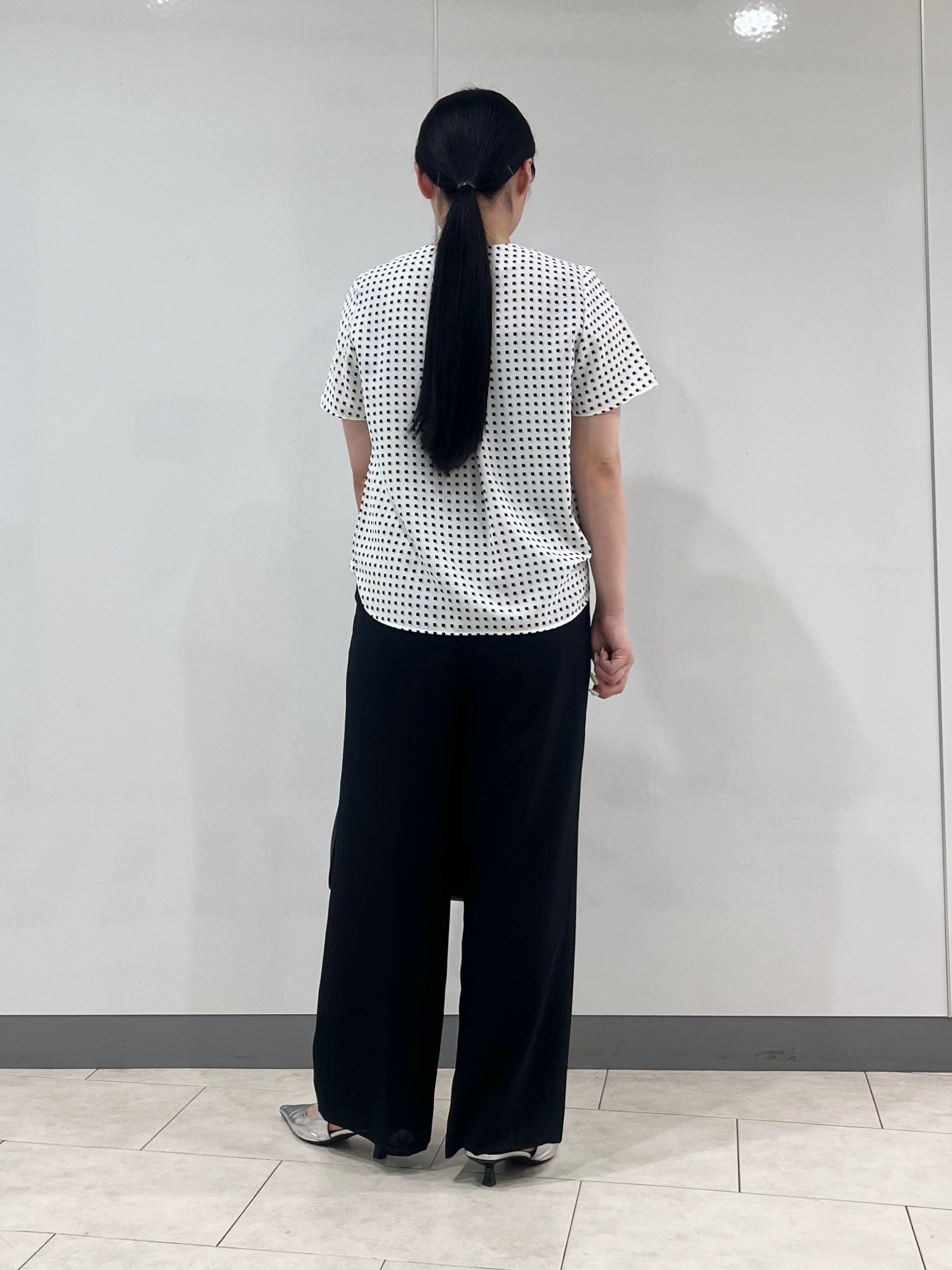 hasuさんの「INDIVI｜【洗える／UVケア】幾何学柄＆無地 タックVネック 半袖ブラウス」を使ったコーディネート