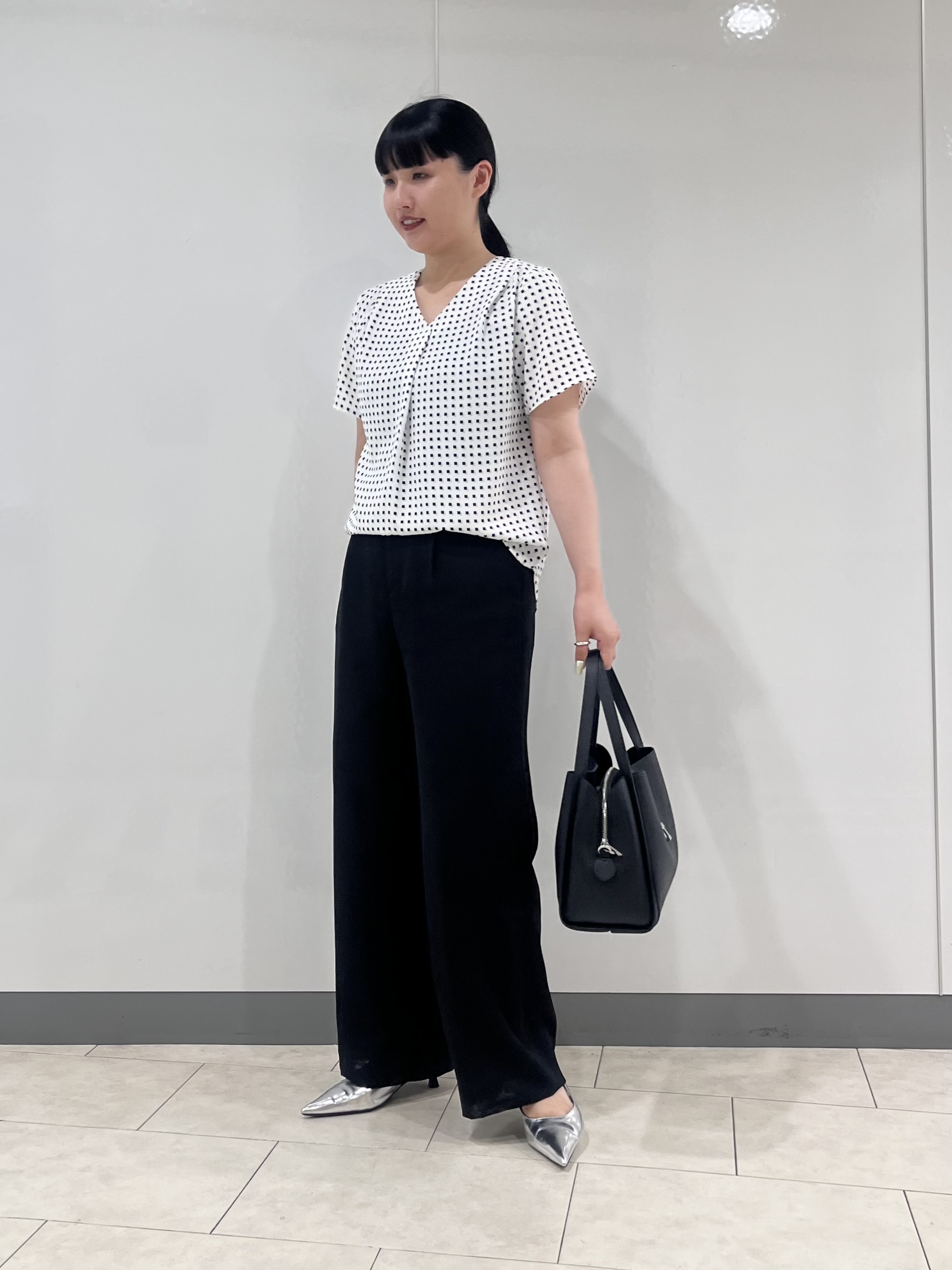hasuさんの「INDIVI｜【洗える／UVケア】幾何学柄＆無地 タックVネック 半袖ブラウス」を使ったコーディネート