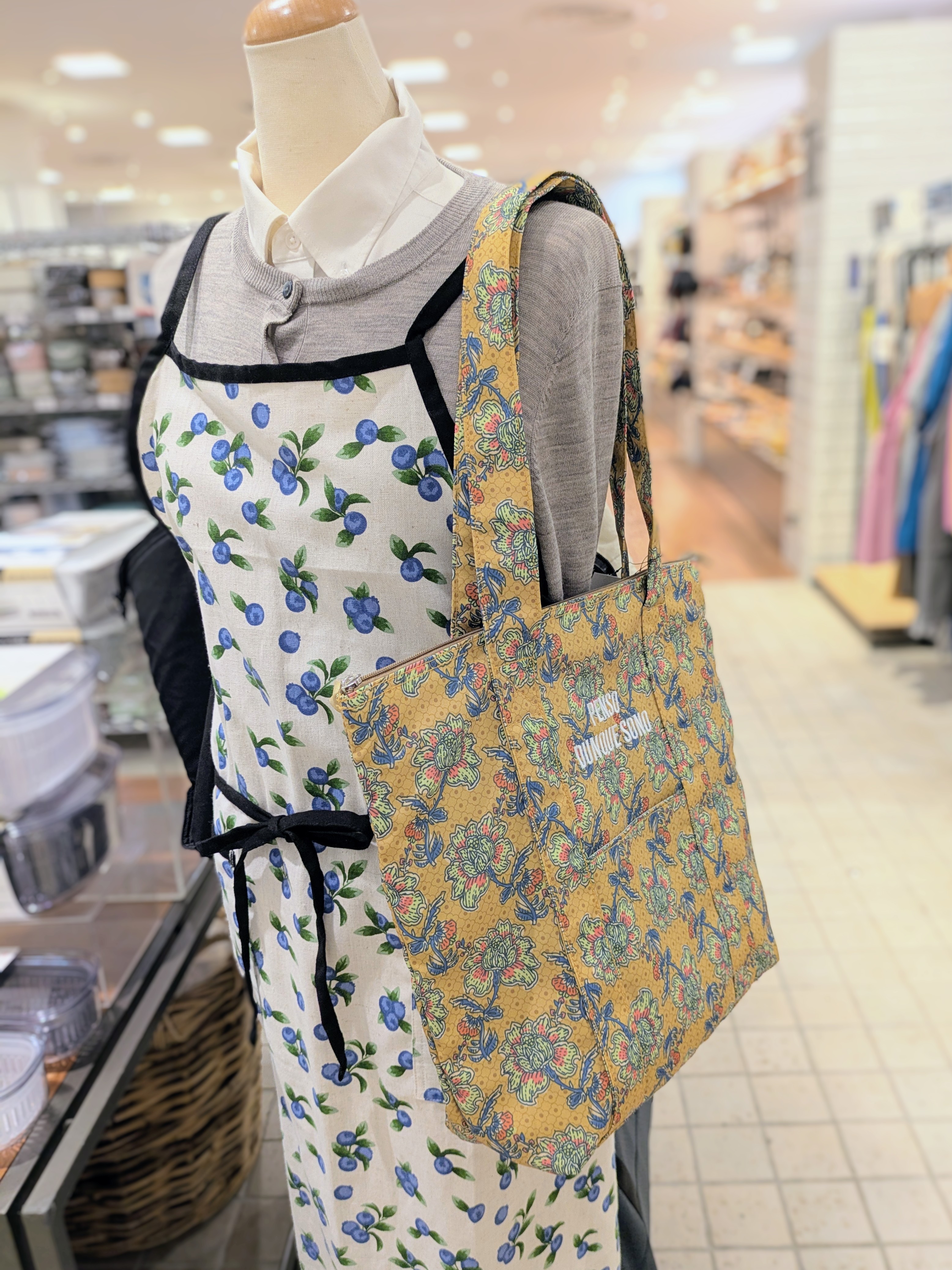 skiさんの「212 KITCHEN STORE｜ラタプリント保冷トート フラワー YL」を使ったコーディネート