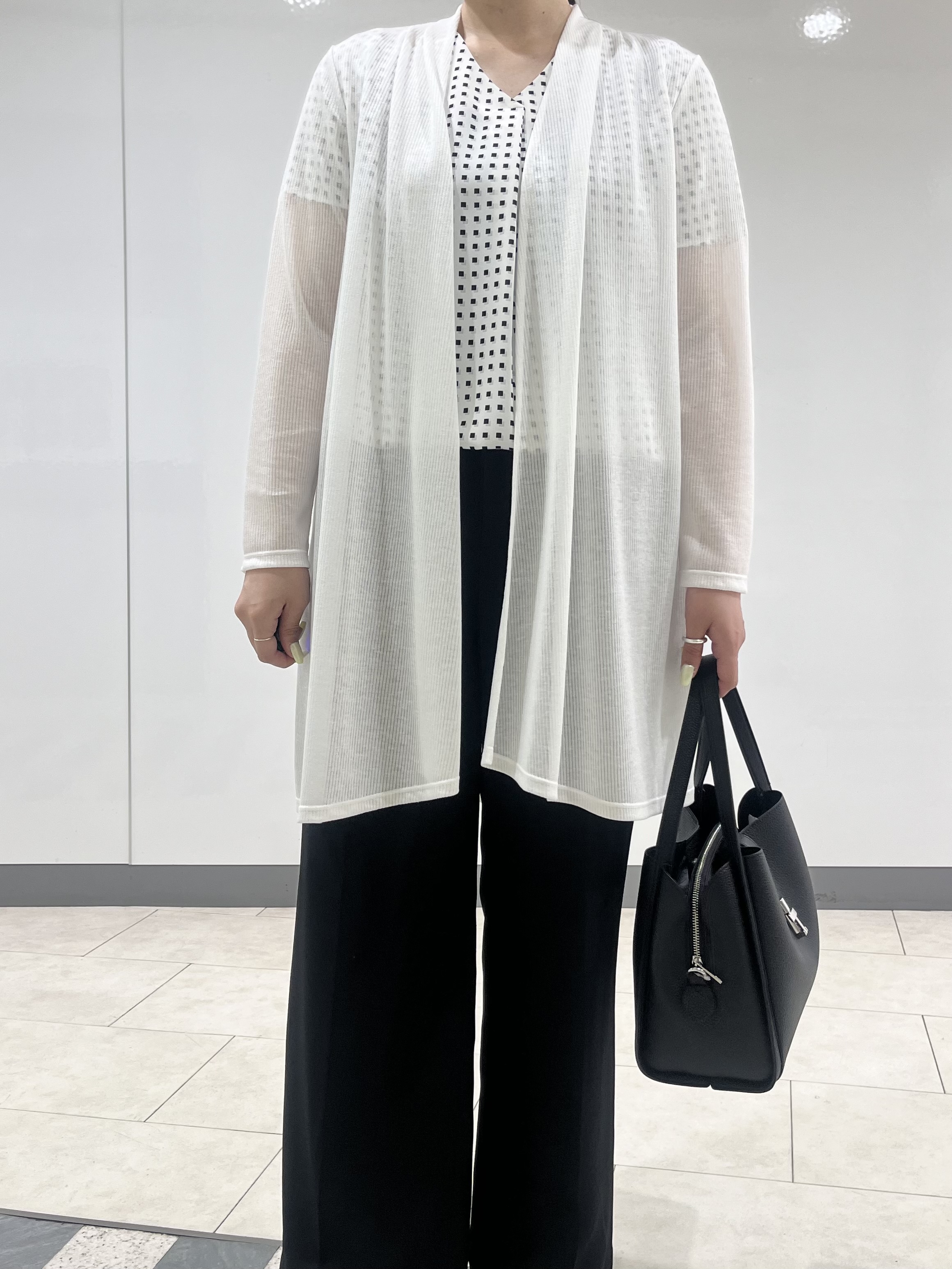 hasuさんの「INDIVI｜【洗える／アンサンブル可能】シアースストライプカーディガン」を使ったコーディネート