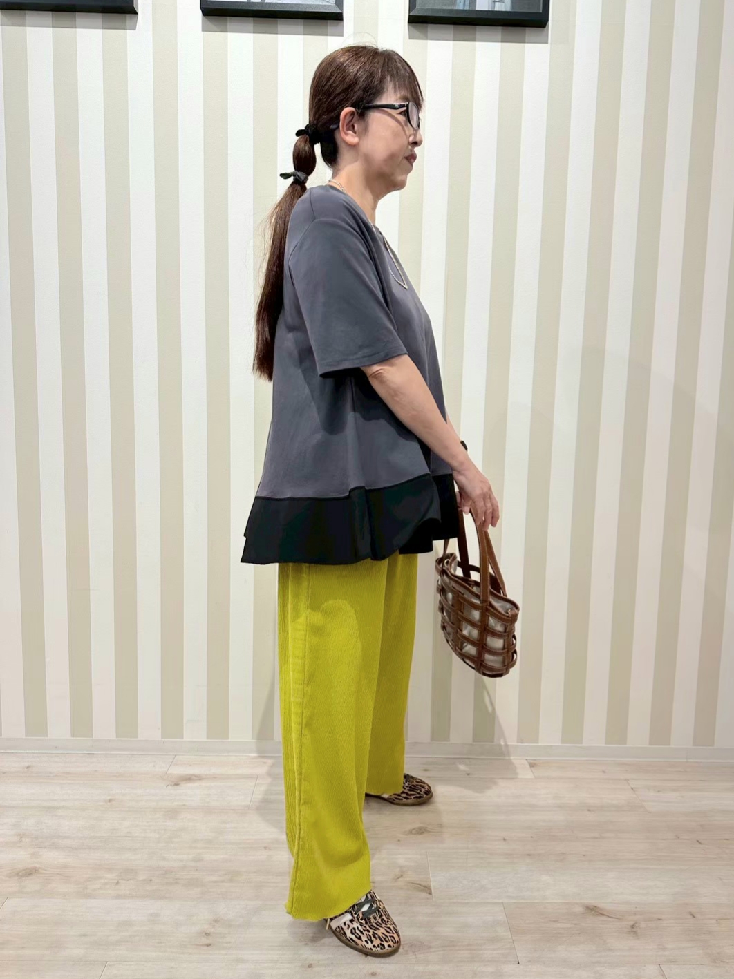nonaさんの「SHOO･LA･RUE｜【ひんやり/UV/抗菌防臭】体型カバーも叶う 裾切り替えAライントップス」を使ったコーディネート
