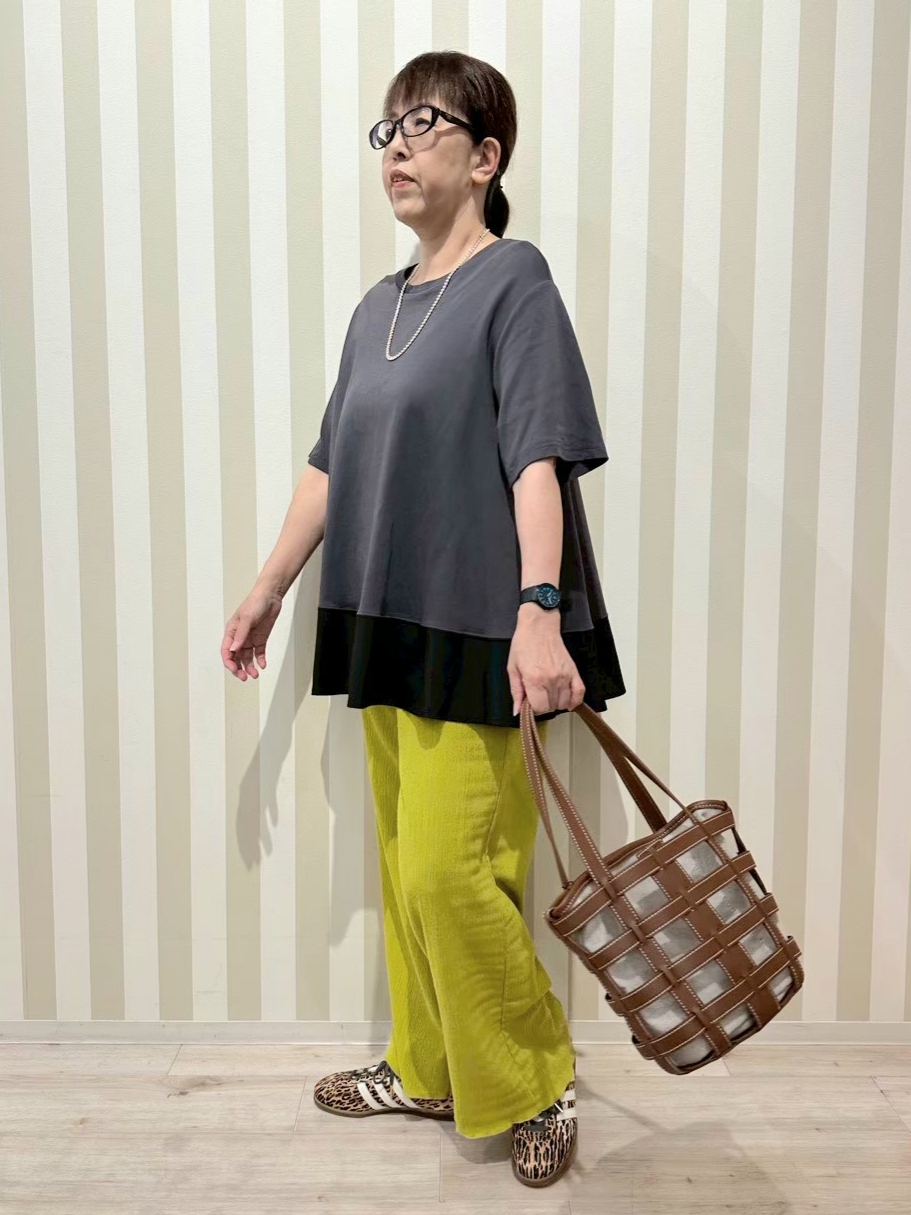 nonaさんの「SHOO･LA･RUE｜【ひんやり/UV/抗菌防臭】体型カバーも叶う 裾切り替えAライントップス」を使ったコーディネート