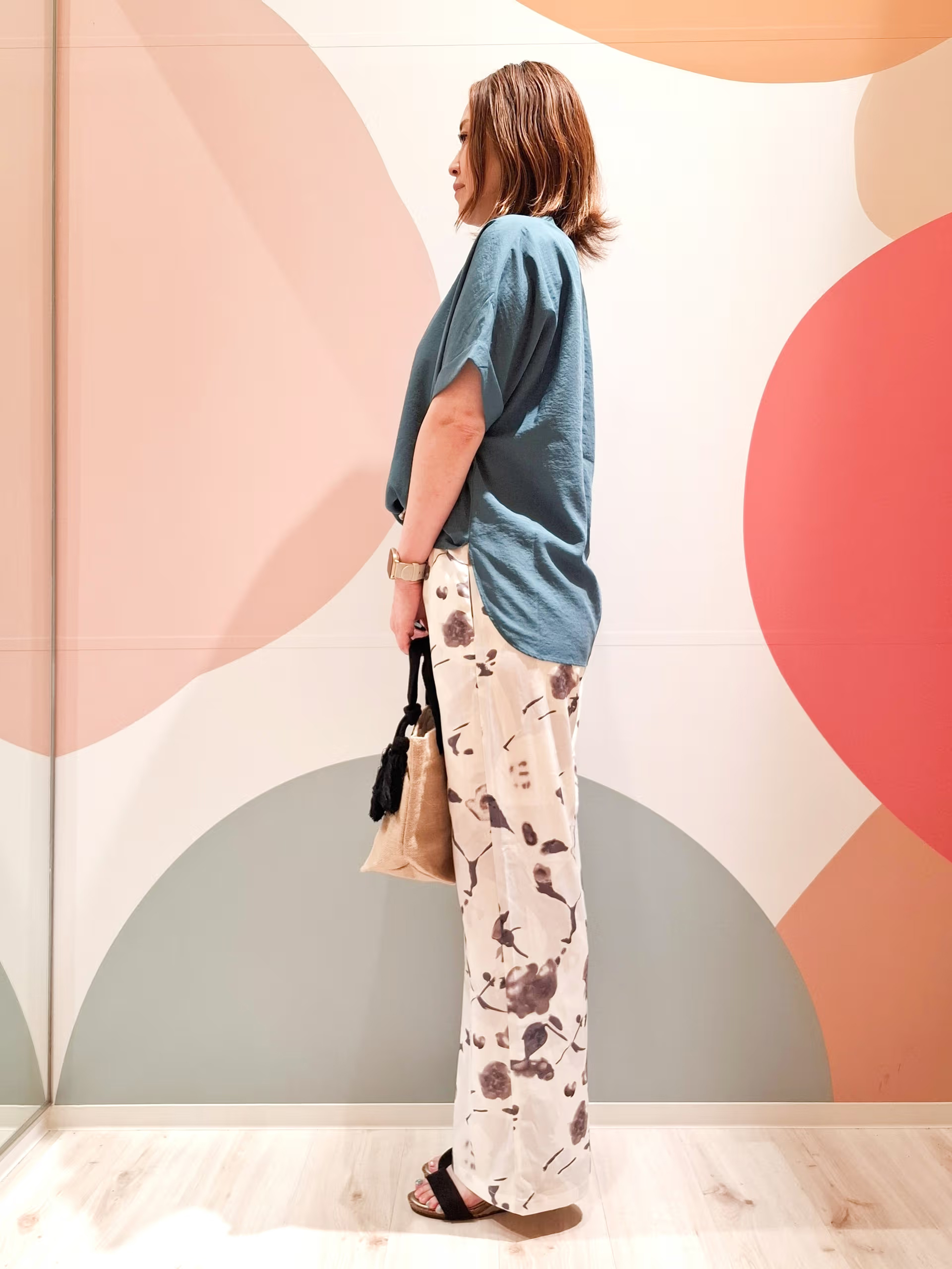 次女さんの「SHOO･LA･RUE｜【ひんやり/着丈選べる/体型カバー】洗濯後しわになりにくい さらさらドルマンブラウス」を使ったコーディネート