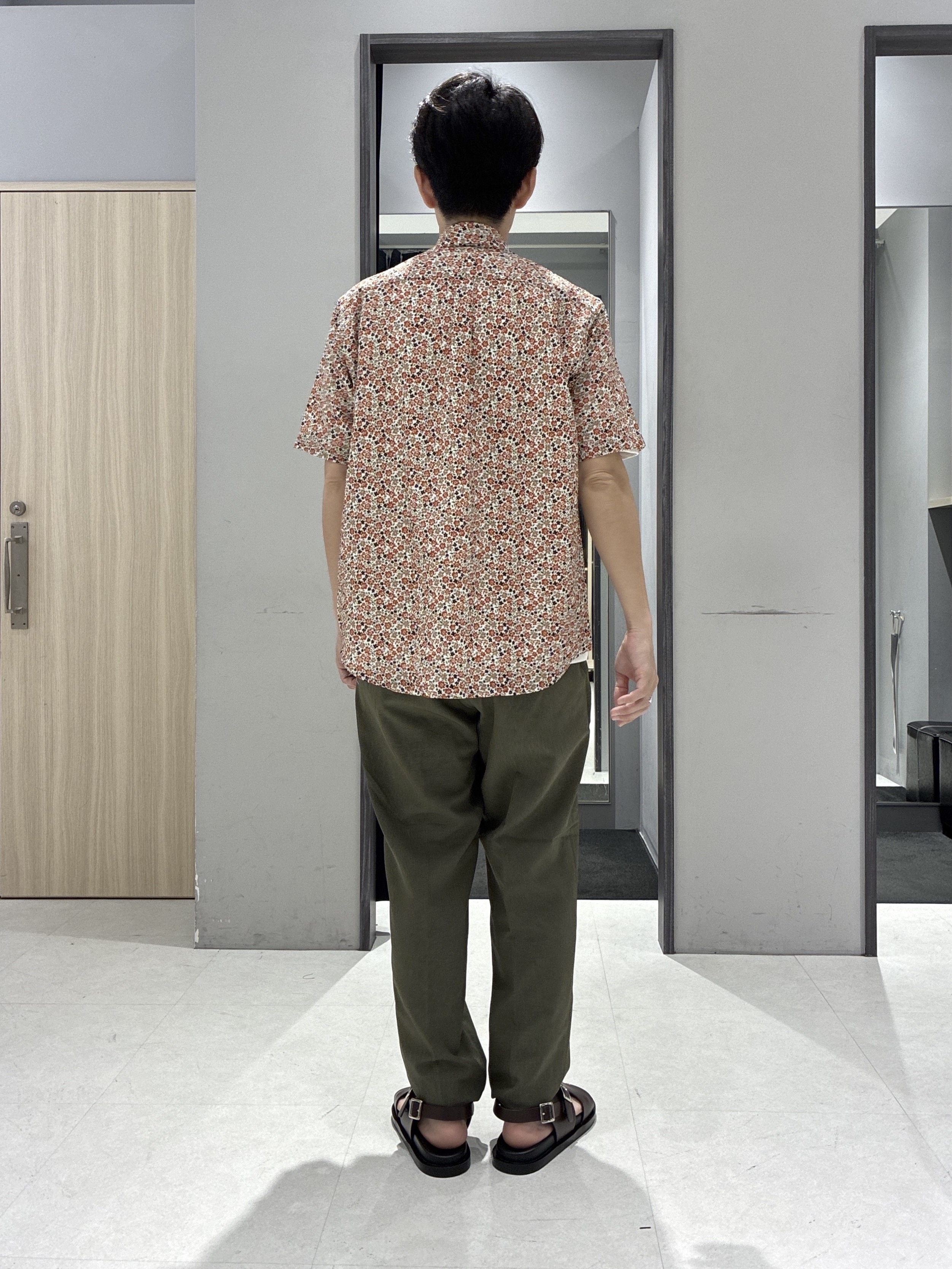わいずみさんの「TAKEO KIKUCHI｜リップル小花シャツ」を使ったコーディネート