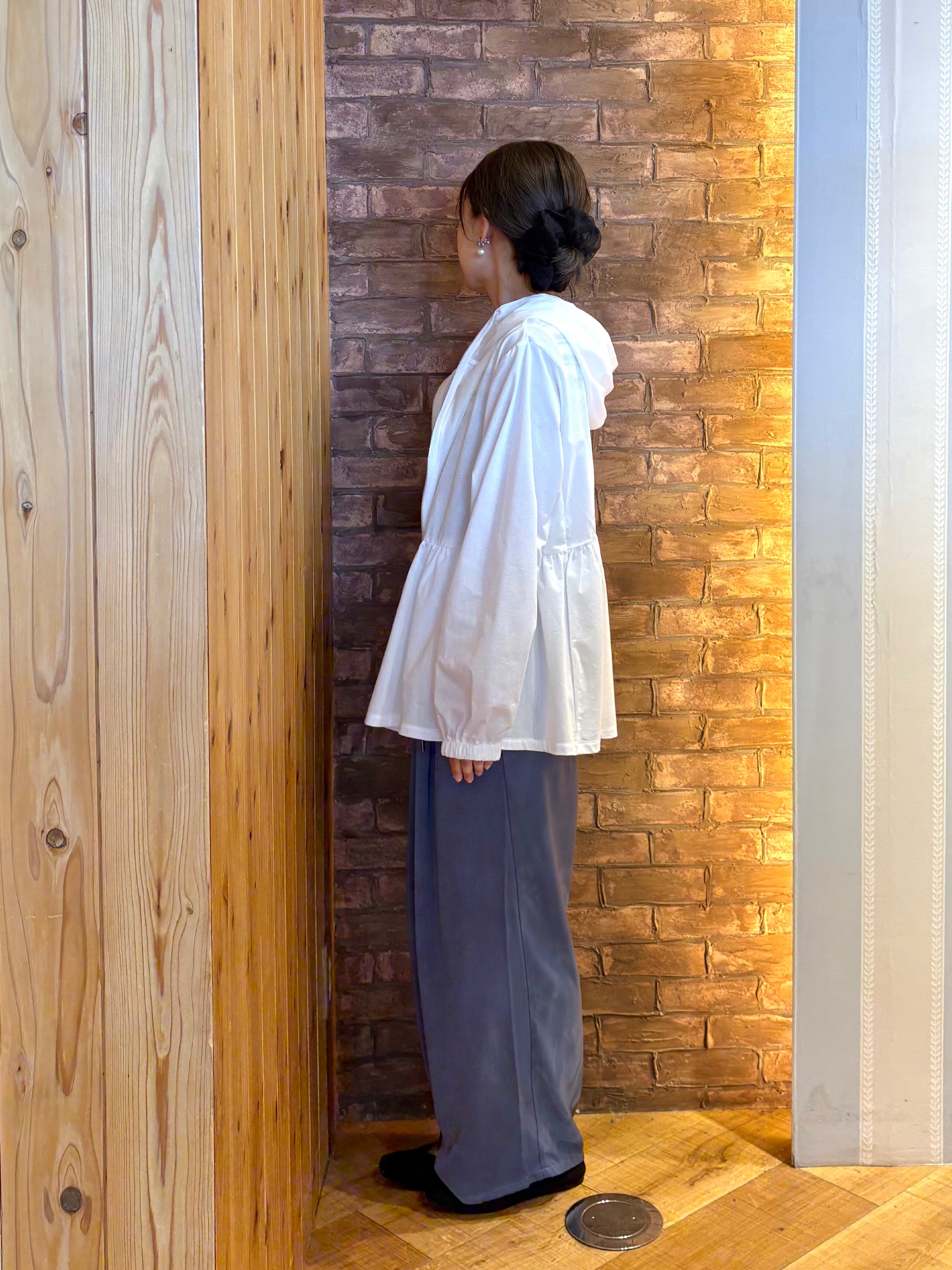 mieさんの「SHOO･LA･RUE｜【ひんやり/S-LL/体型カバー】ペプラムフリルとゴールドパーツが女性らしい UVパーカ」を使ったコーディネート