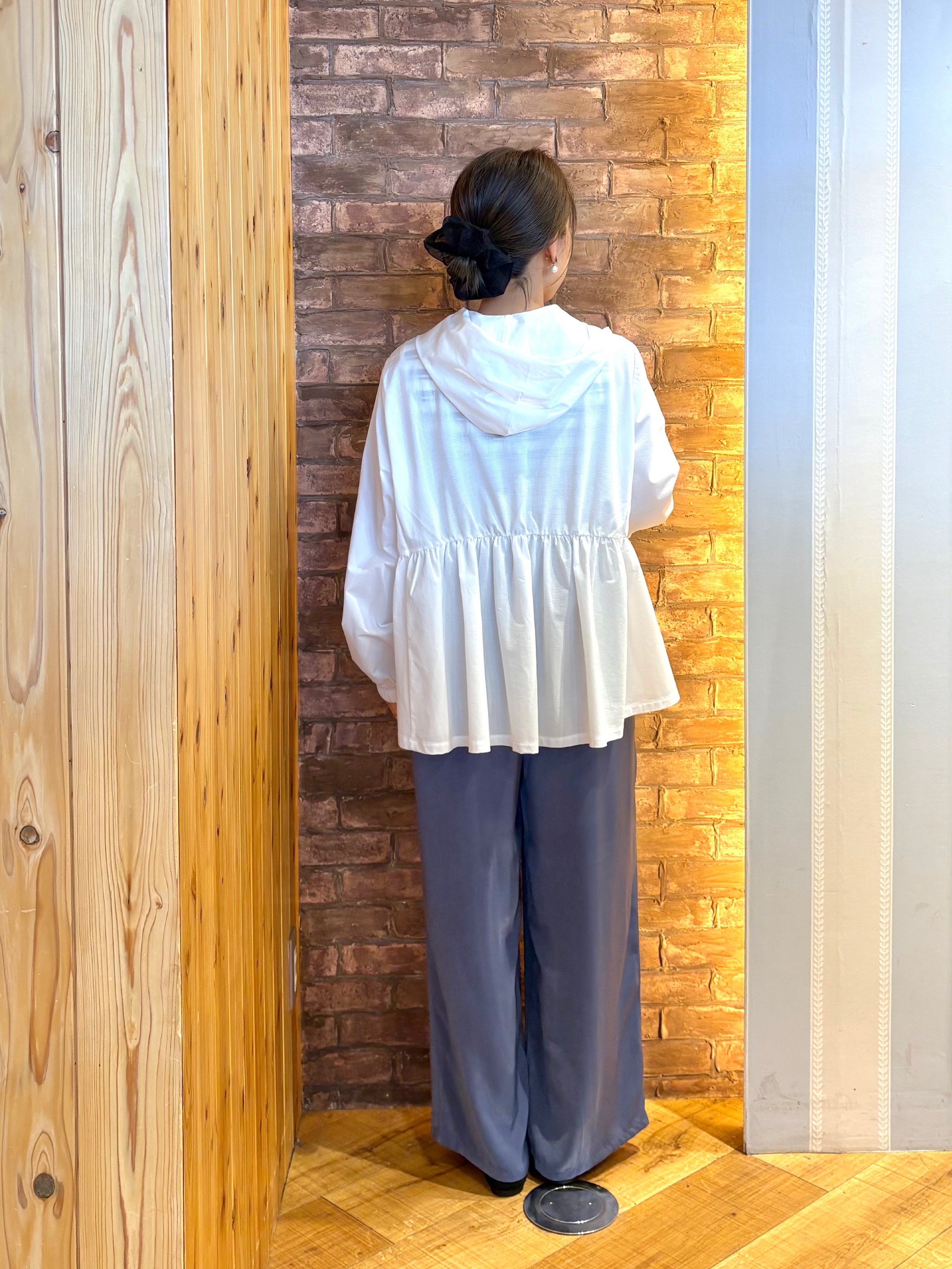 mieさんの「SHOO･LA･RUE｜【ひんやり/S-LL/体型カバー】ペプラムフリルとゴールドパーツが女性らしい UVパーカ」を使ったコーディネート