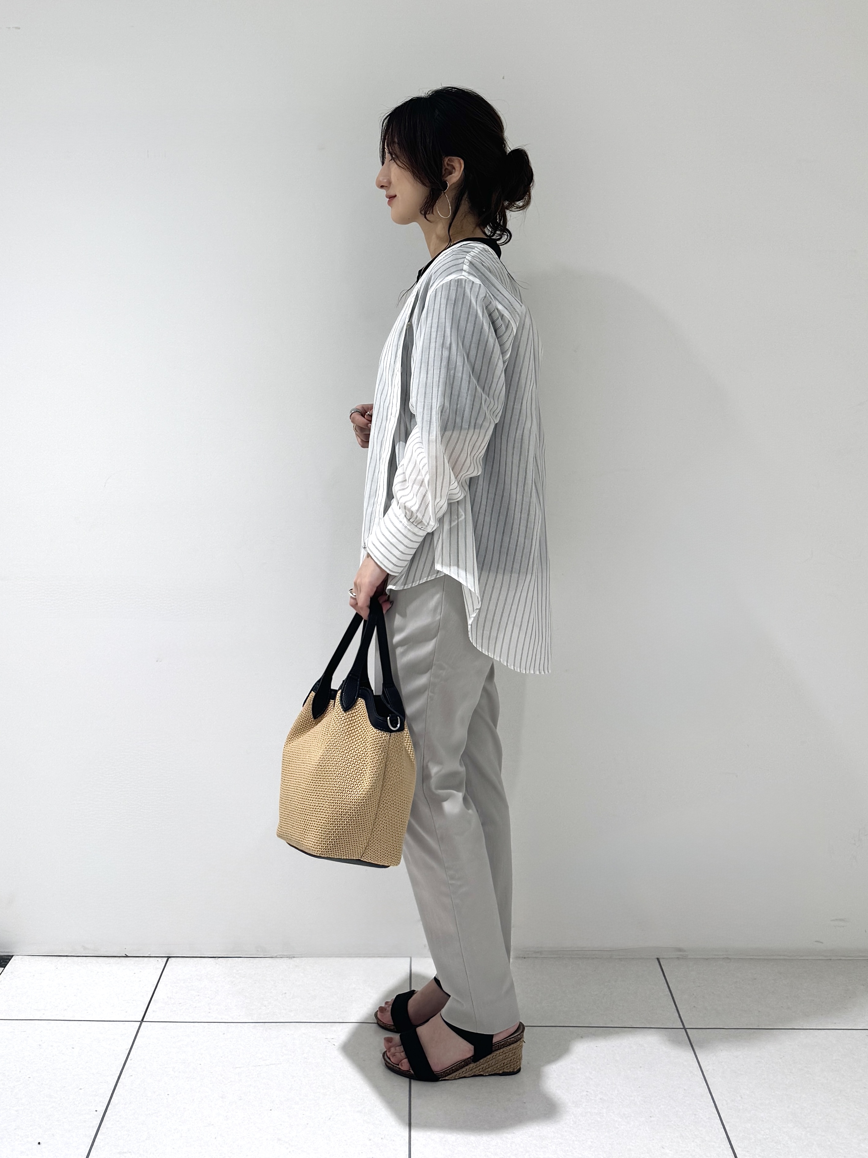 そんさんの「INDIVI｜【洗える／軽やか】無地＆ストライプ柄 切替タックブラウス」を使ったコーディネート