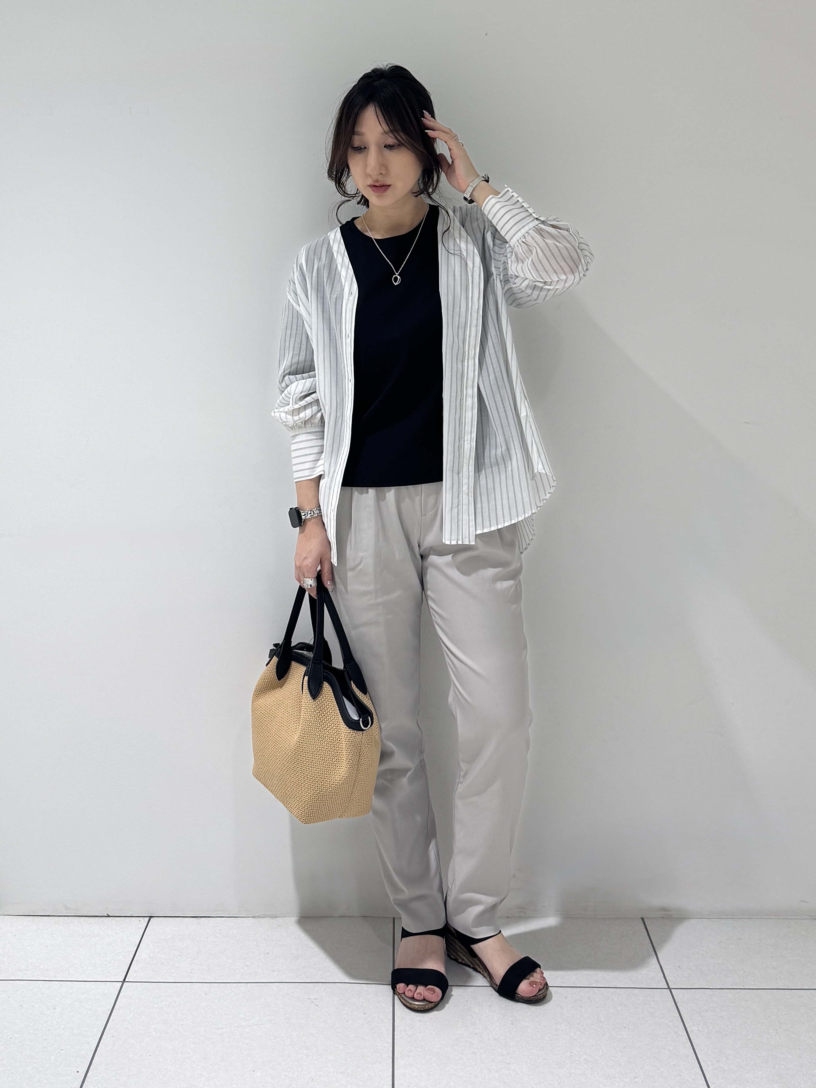 そんさんの「INDIVI｜【洗える／軽やか】無地＆ストライプ柄 切替タックブラウス」を使ったコーディネート