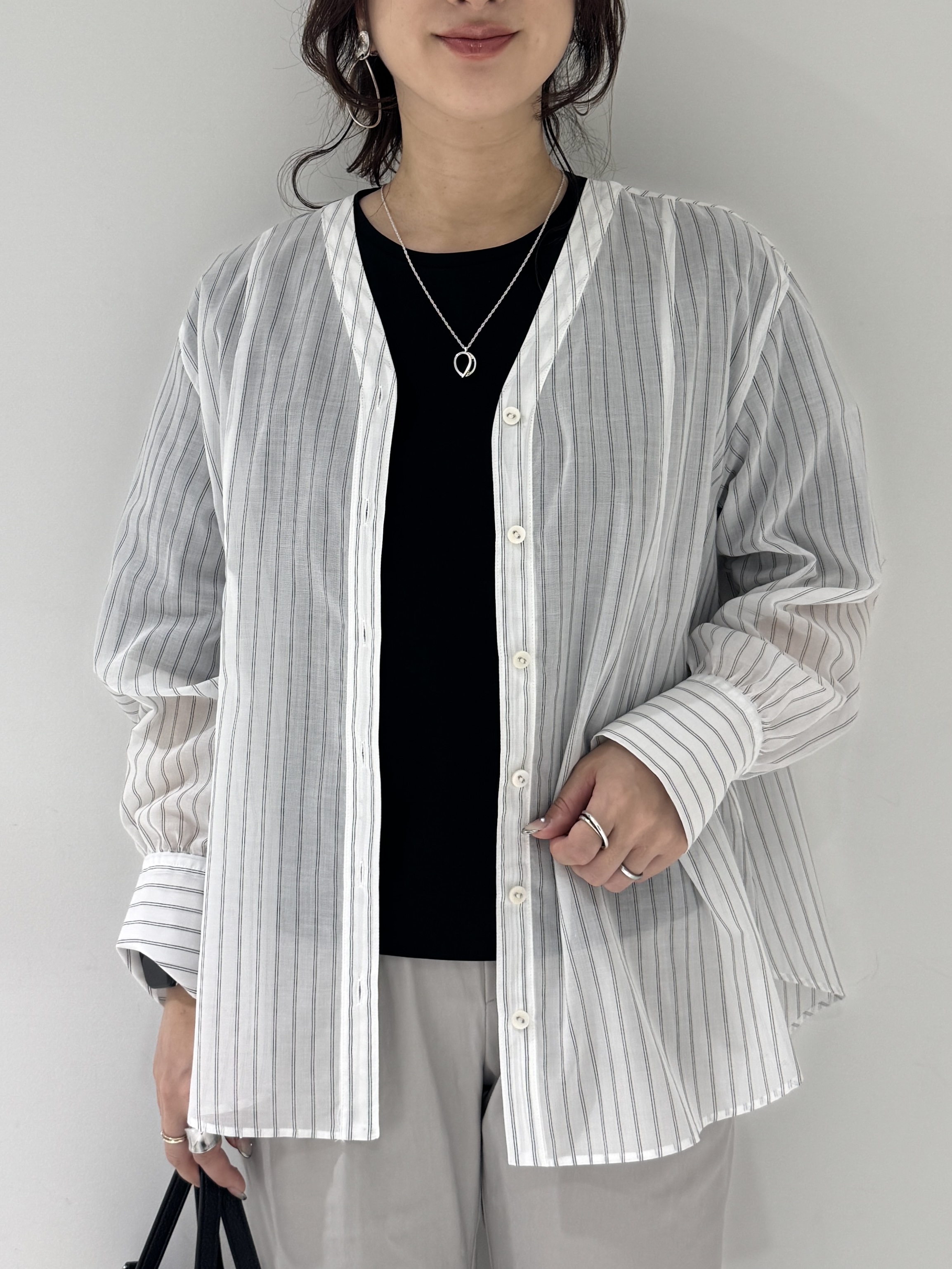 そんさんの「INDIVI｜【洗える／軽やか】無地＆ストライプ柄 切替タックブラウス」を使ったコーディネート