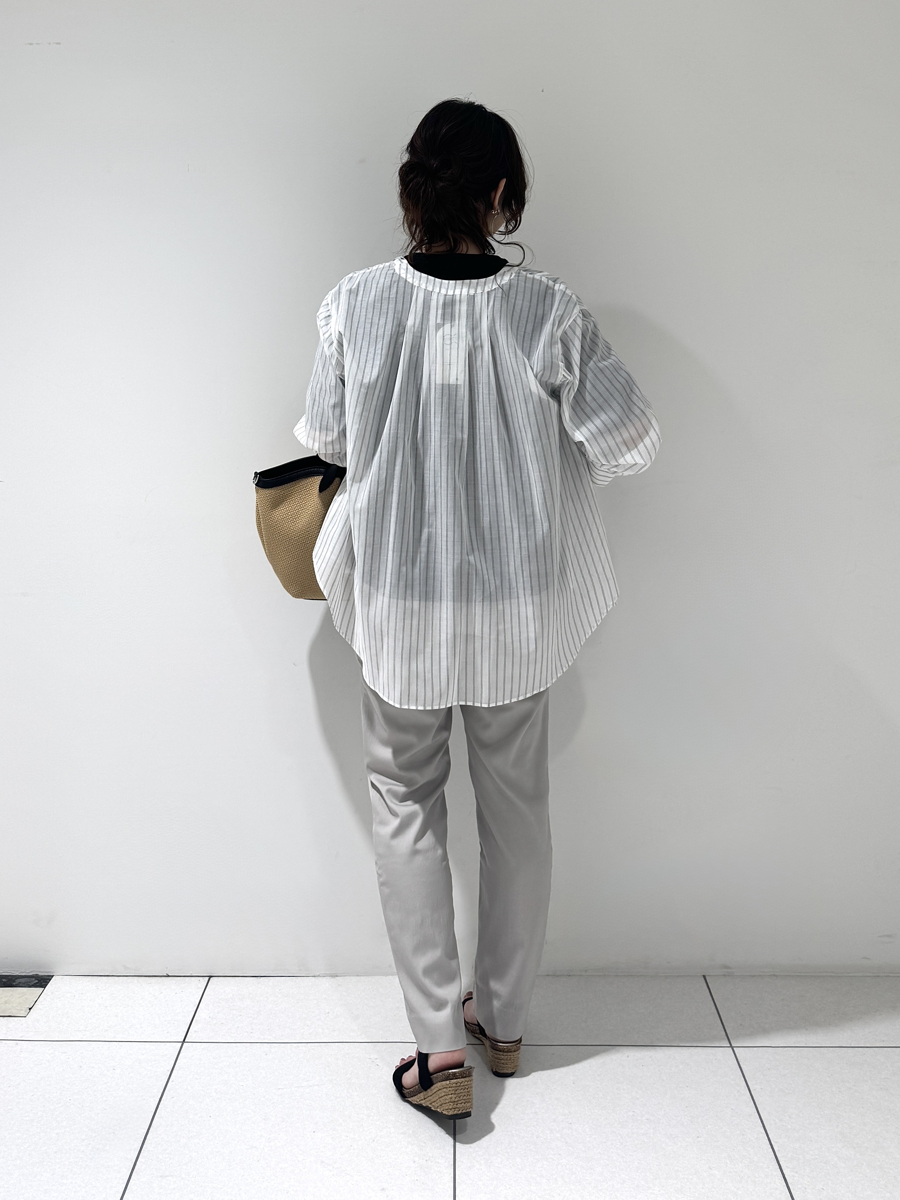 そんさんの「INDIVI｜【洗える／軽やか】無地＆ストライプ柄 切替タックブラウス」を使ったコーディネート