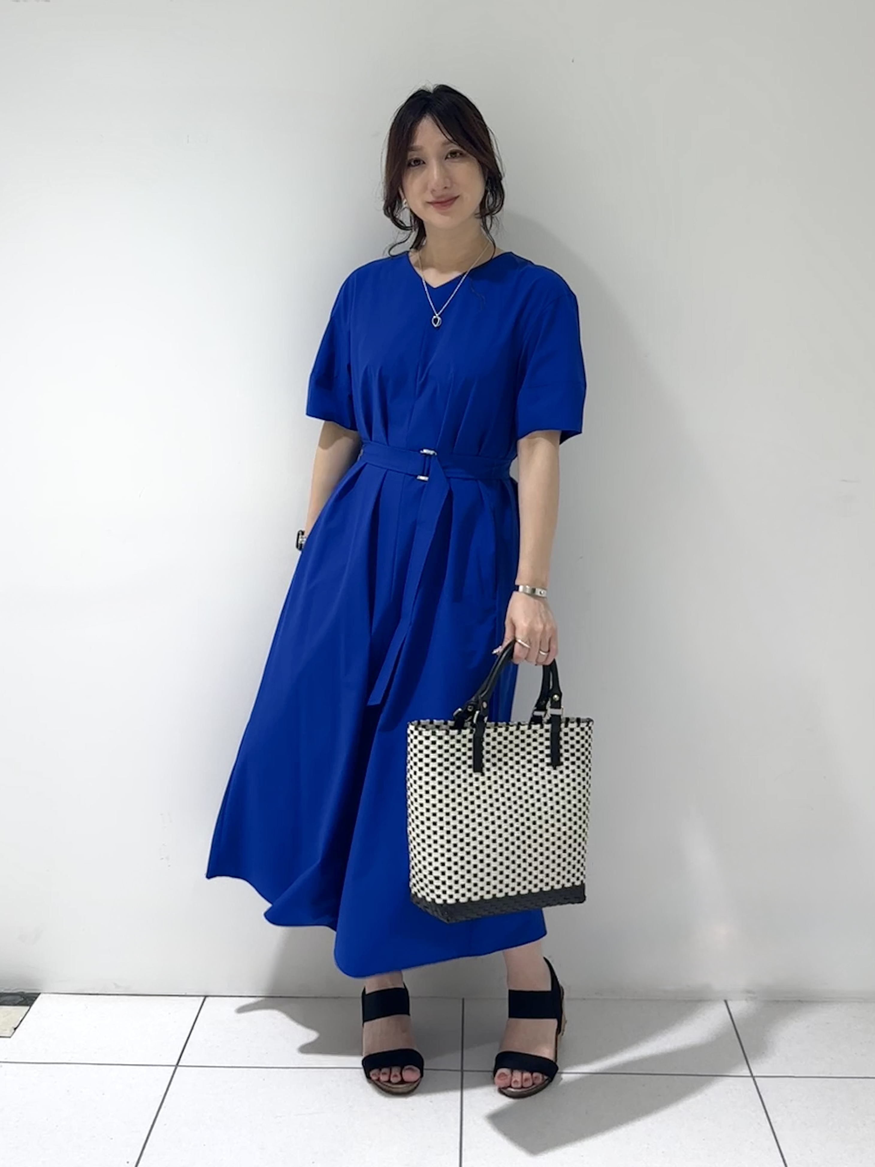 そんさんの「INDIVI｜【撥水／UVケア／SETUP可能】軽量ベルト付きAラインワンピース」を使ったコーディネート