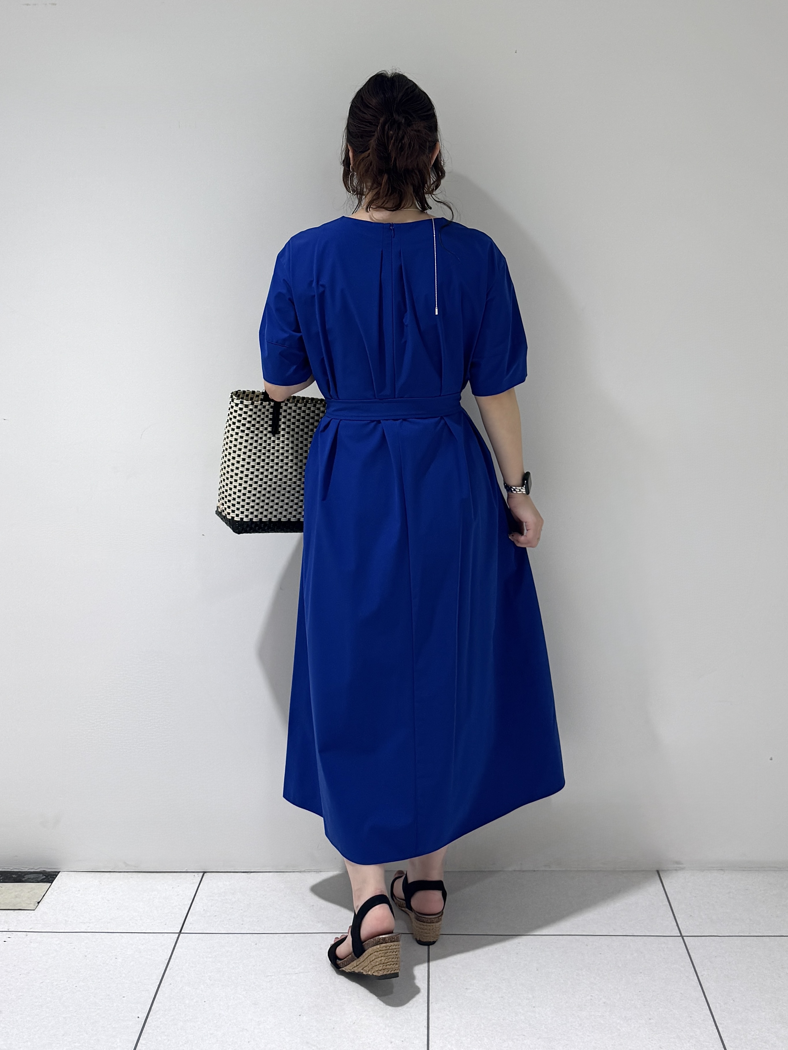 そんさんの「INDIVI｜【撥水／UVケア／SETUP可能】軽量ベルト付きAラインワンピース」を使ったコーディネート