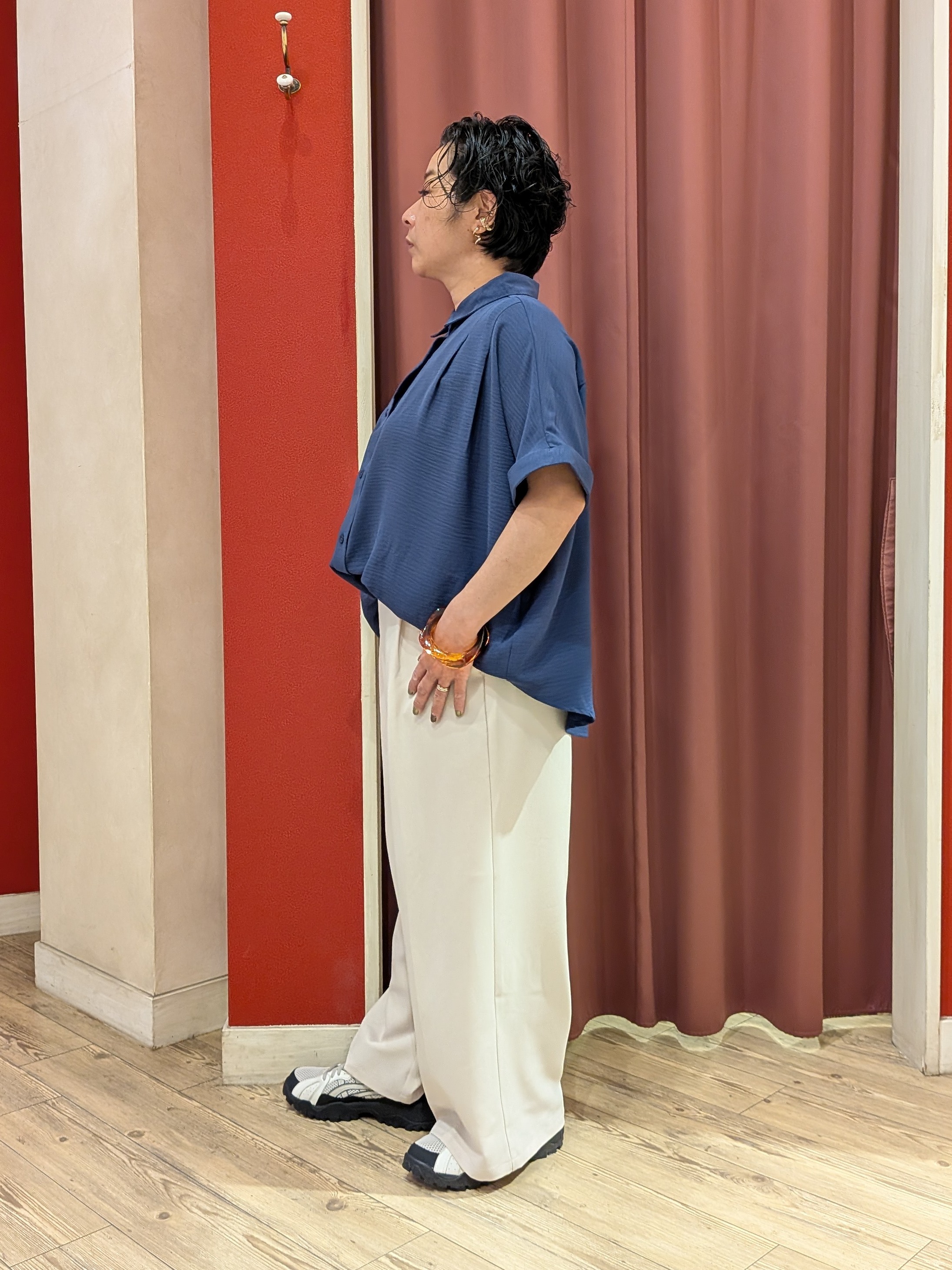 cameさんの「SHOO･LA･RUE｜【ひんやり/洗濯後しわになりにくい/体型カバー】二の腕も隠せる　お袖ロールアップ半袖シャツ」を使ったコーディネート