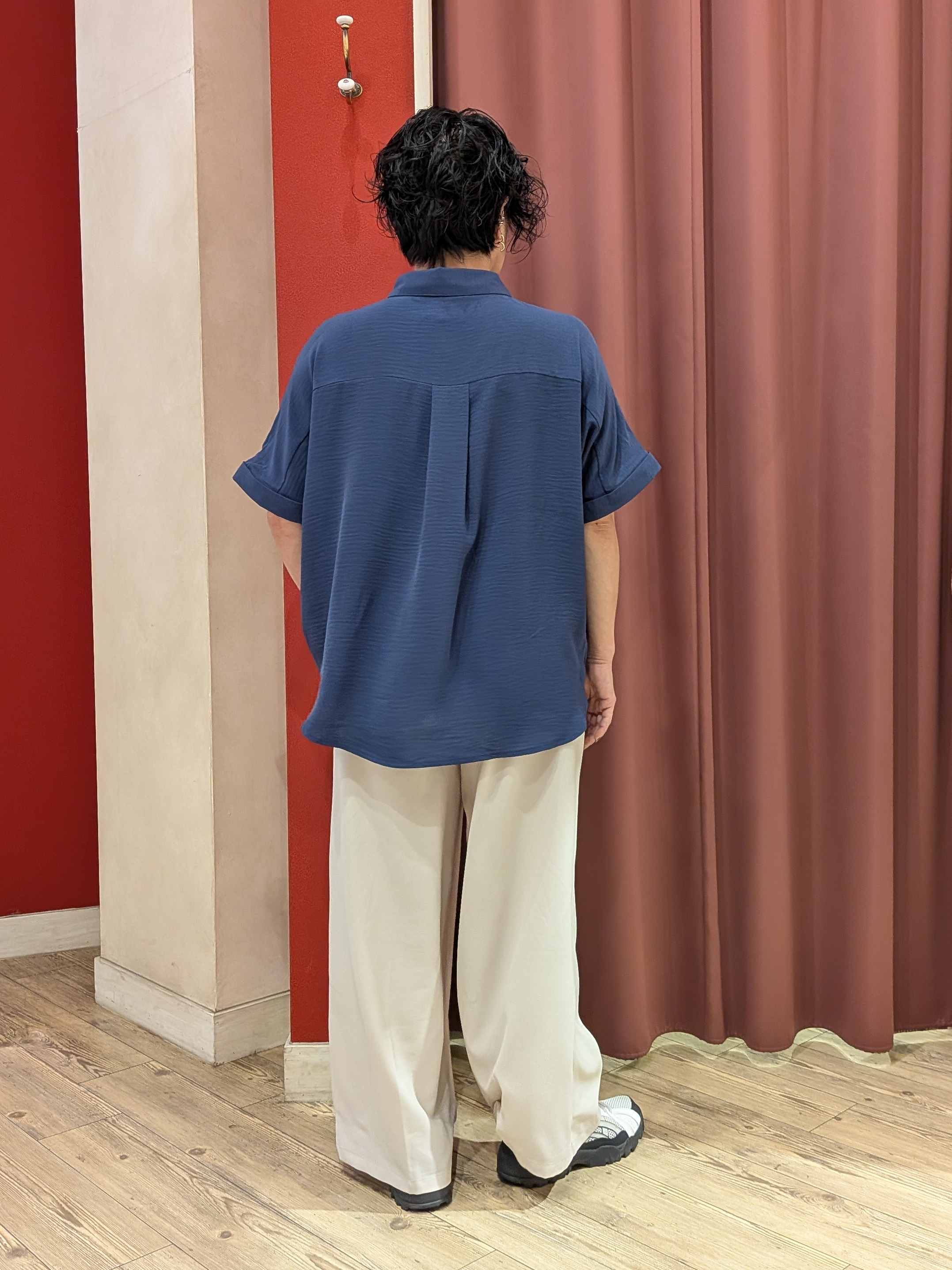 cameさんの「SHOO･LA･RUE｜【ひんやり/洗濯後しわになりにくい/体型カバー】二の腕も隠せる　お袖ロールアップ半袖シャツ」を使ったコーディネート