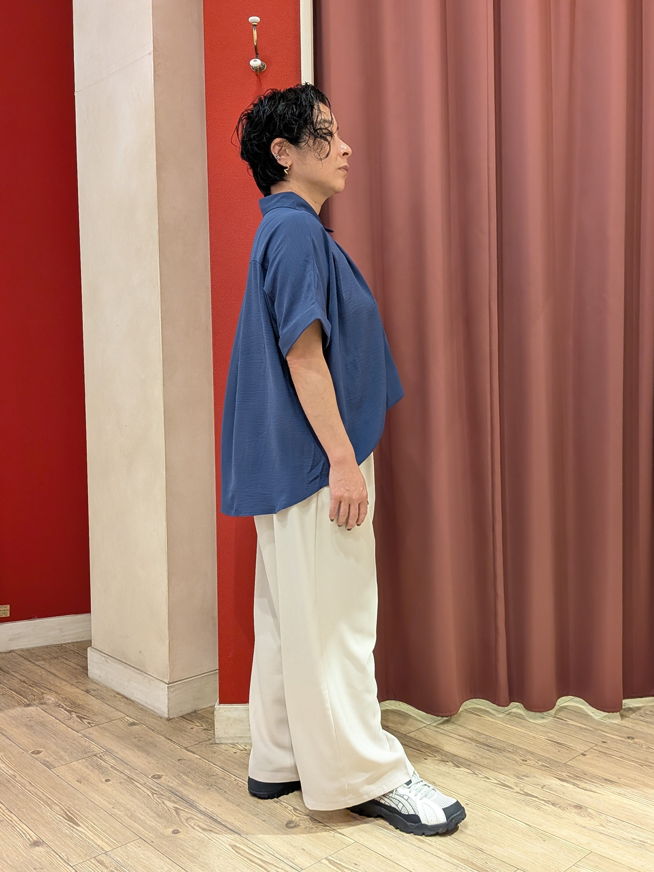 cameさんの「SHOO･LA･RUE｜【ひんやり/洗濯後しわになりにくい/体型カバー】二の腕も隠せる　お袖ロールアップ半袖シャツ」を使ったコーディネート
