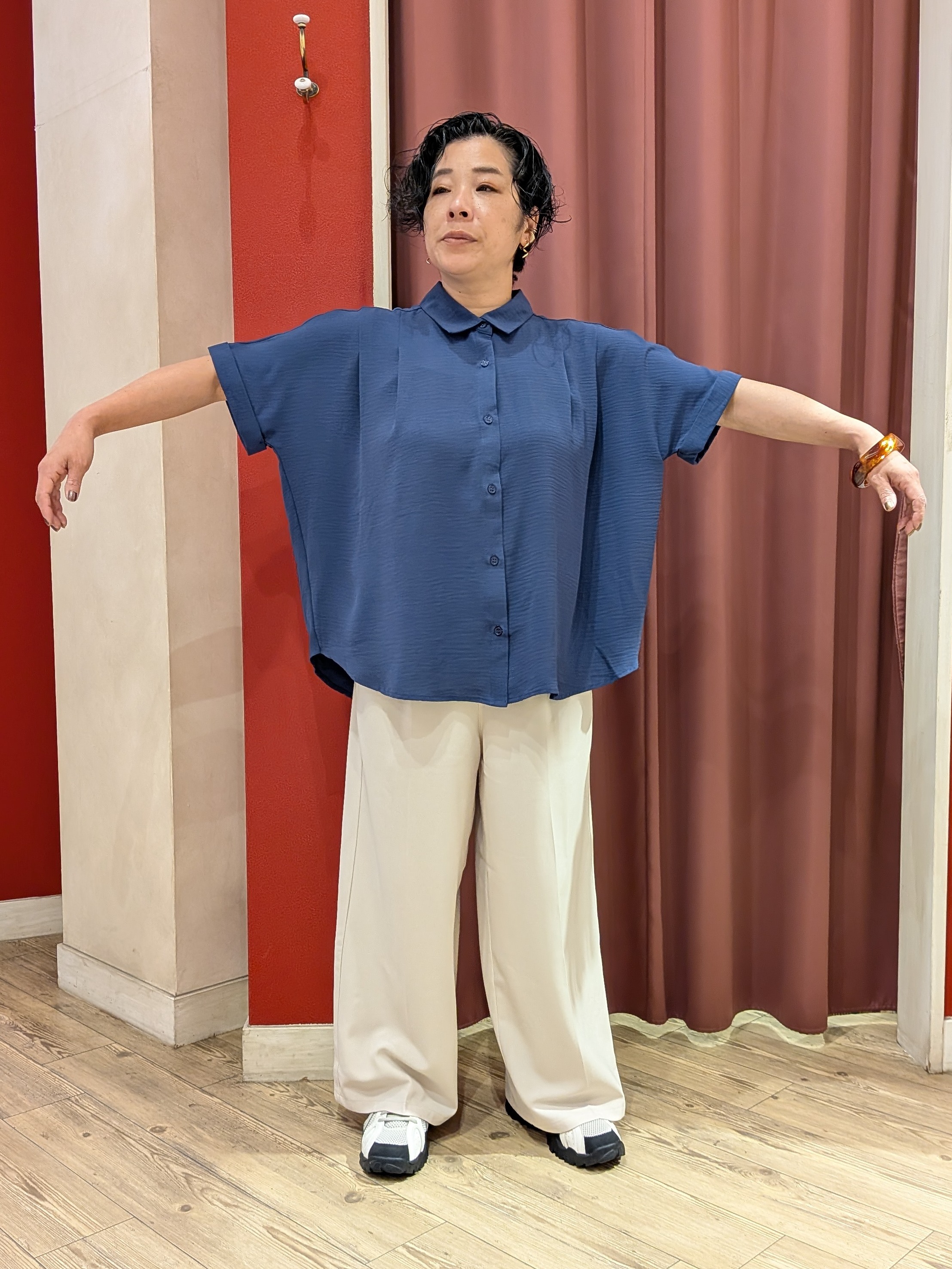 cameさんの「SHOO･LA･RUE｜【ひんやり/洗濯後しわになりにくい/体型カバー】二の腕も隠せる　お袖ロールアップ半袖シャツ」を使ったコーディネート
