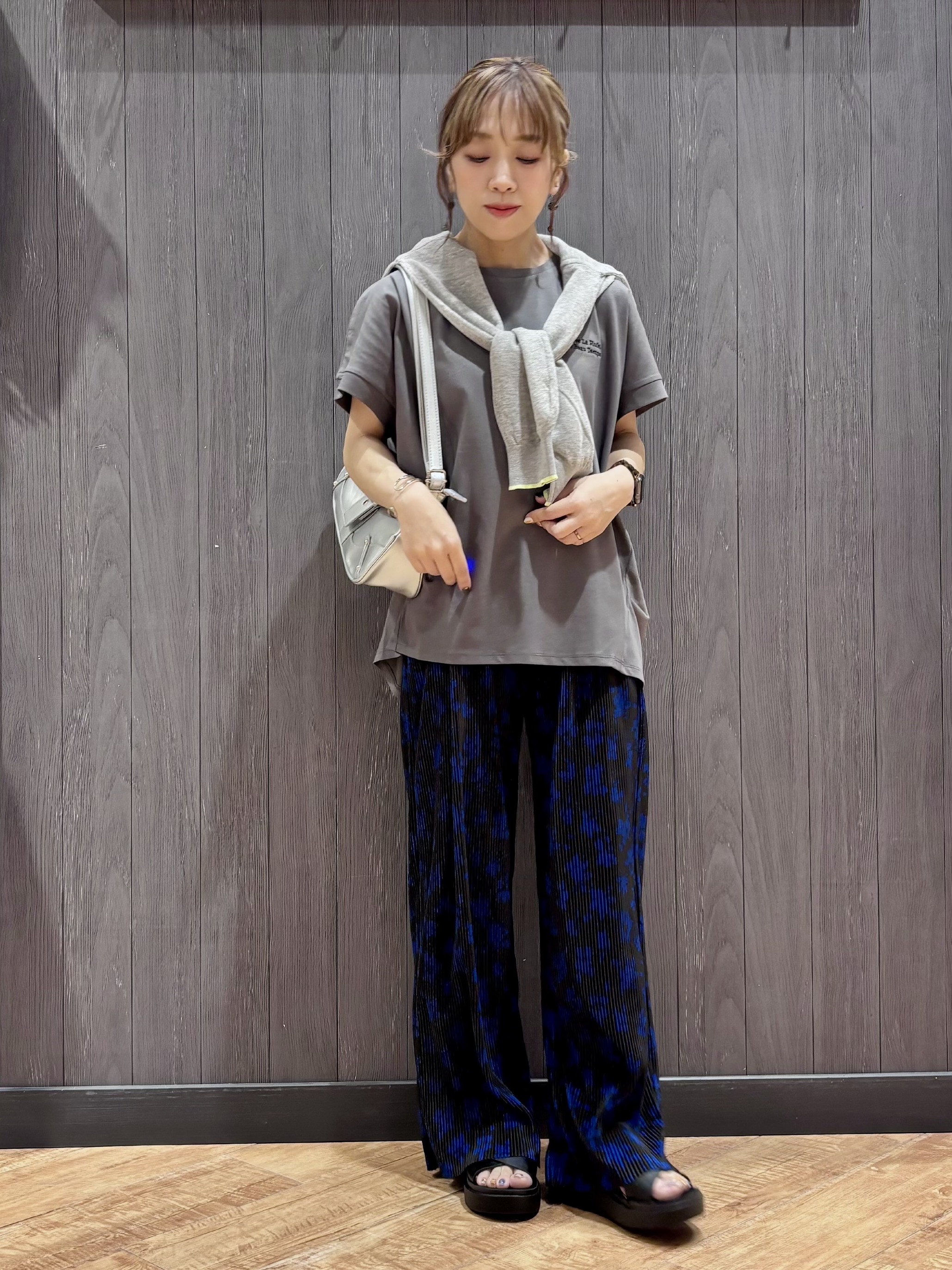 meiさんの「SHOO･LA･RUE｜【汗じみ防止/ひんやり/S-LL】インせず着られる 刺繍ロゴTシャツ」を使ったコーディネート