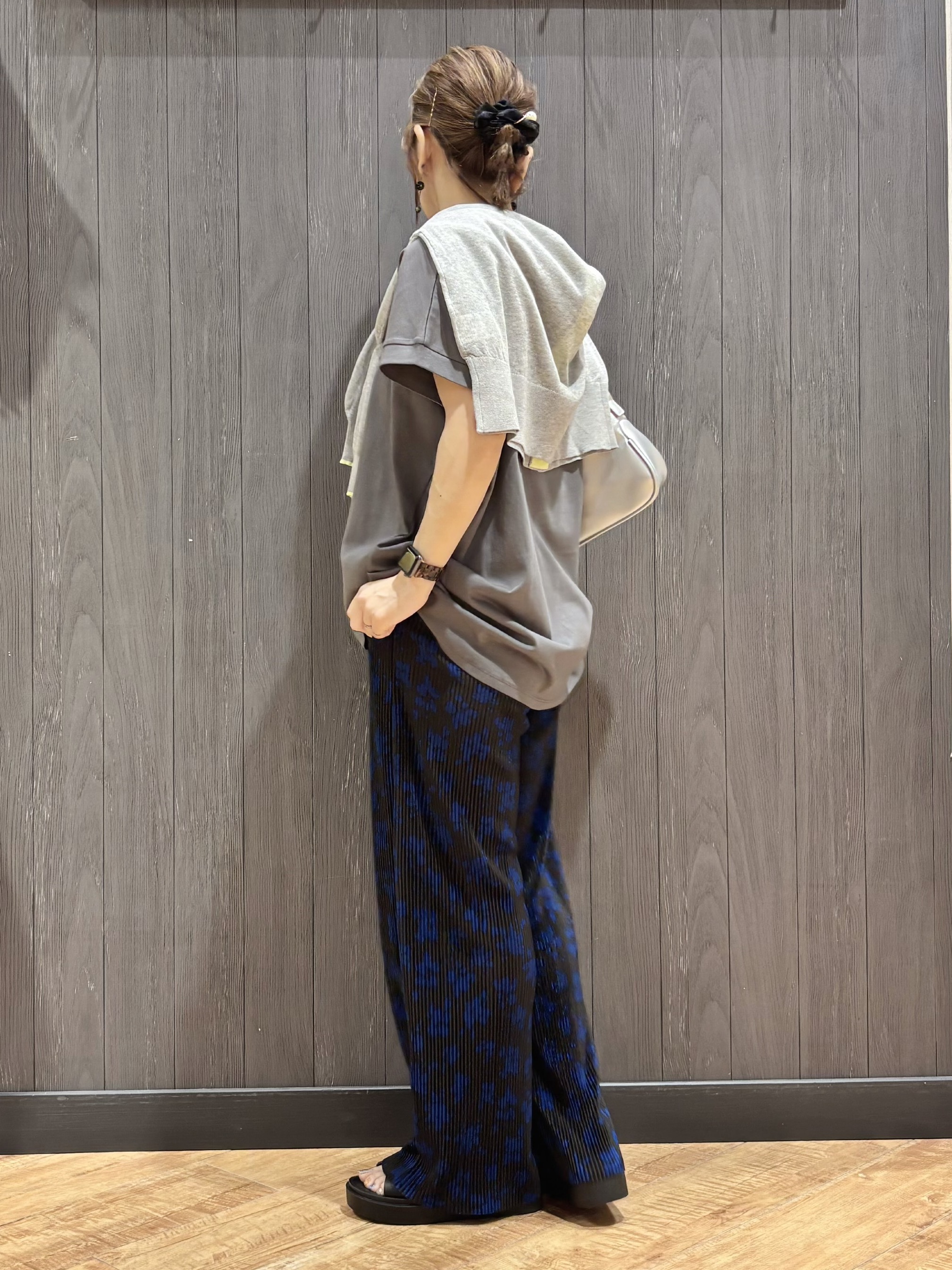 meiさんの「SHOO･LA･RUE｜【汗じみ防止/ひんやり/S-LL】インせず着られる 刺繍ロゴTシャツ」を使ったコーディネート