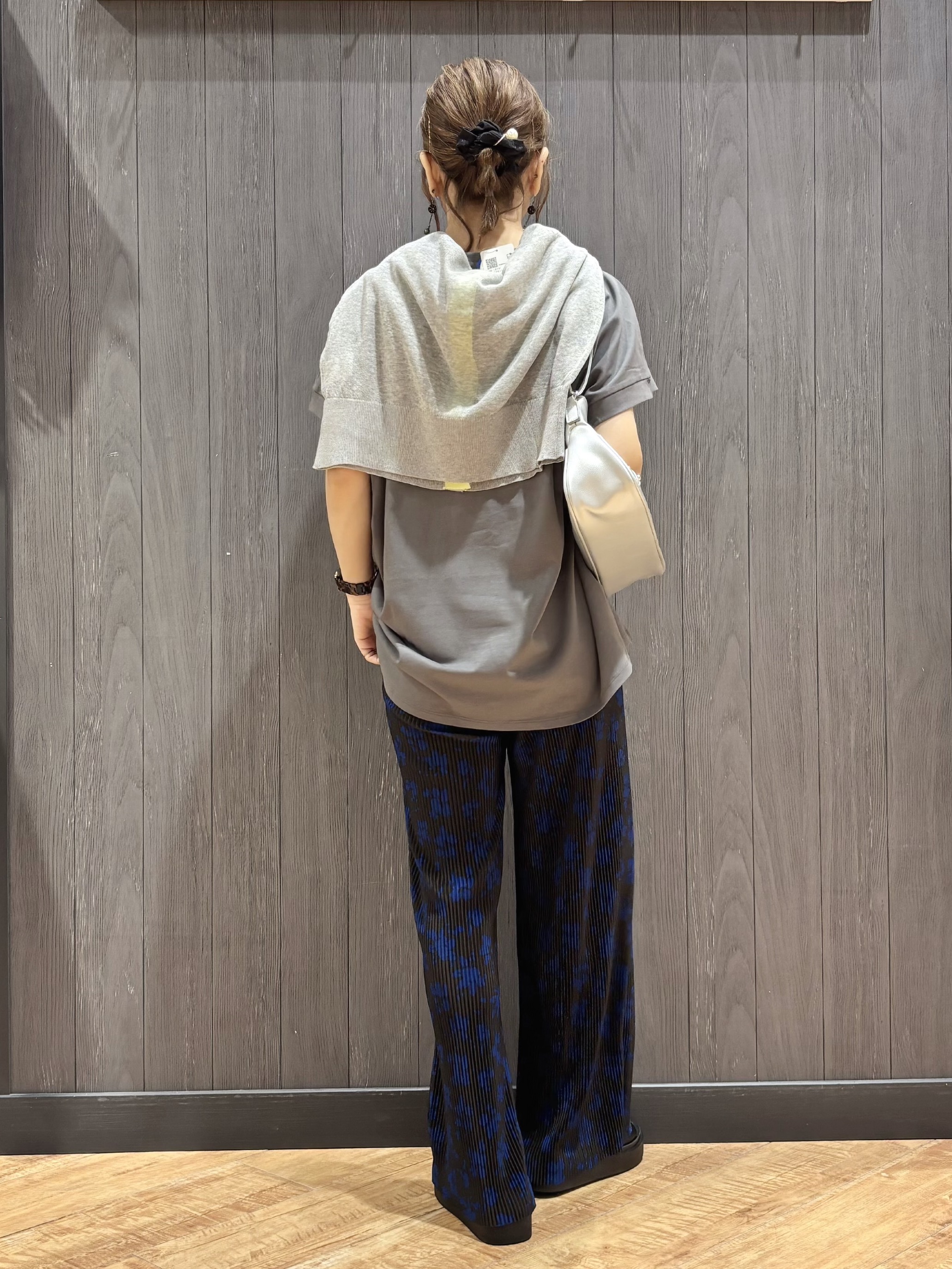 meiさんの「SHOO･LA･RUE｜【汗じみ防止/ひんやり/S-LL】インせず着られる 刺繍ロゴTシャツ」を使ったコーディネート