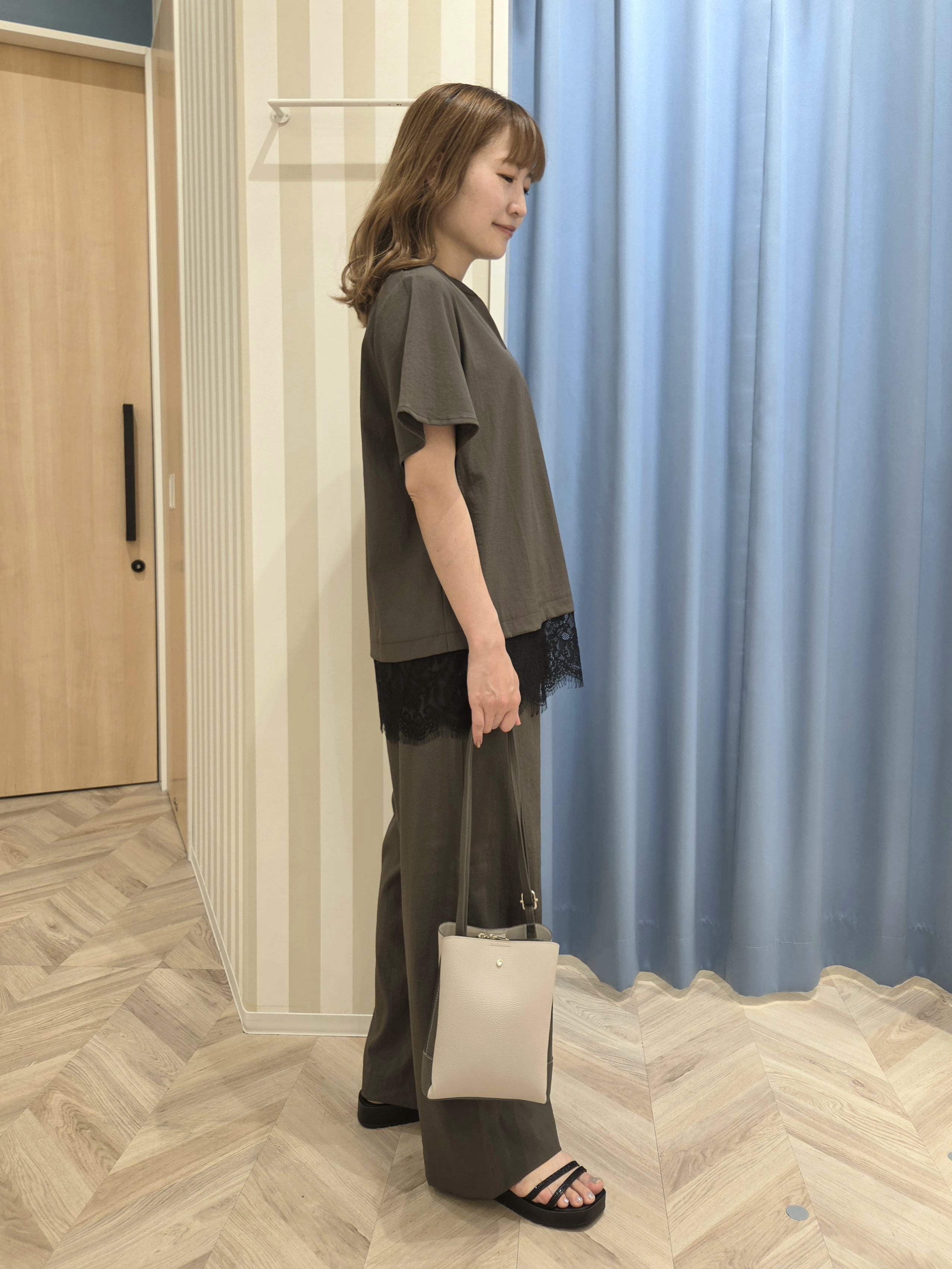 Ikumiさんの「SHOO･LA･RUE｜【S-LL/洗濯機可】軽凛(かろりん)ひんやり スキッパー裾レースブラウス」を使ったコーディネート