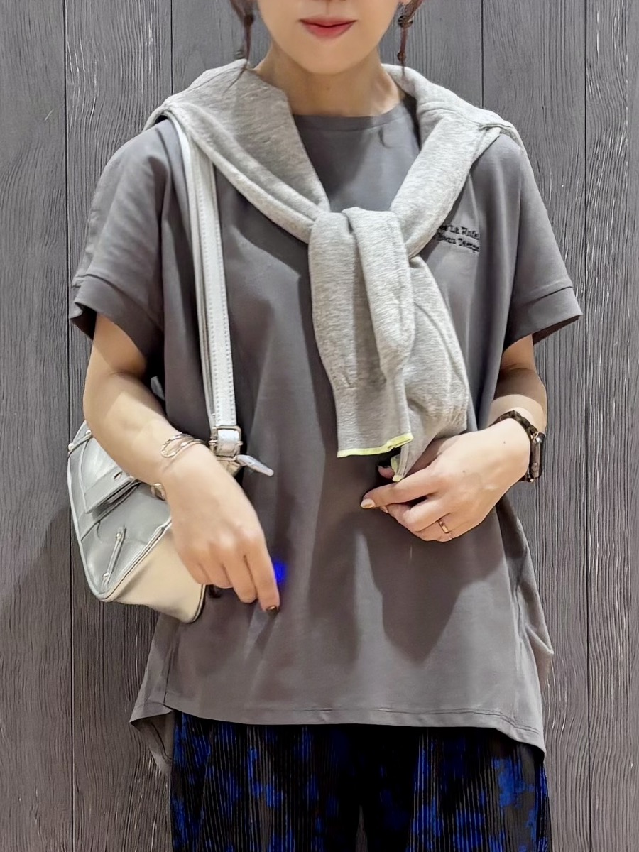 meiさんの「SHOO･LA･RUE｜【汗じみ防止/ひんやり/S-LL】インせず着られる 刺繍ロゴTシャツ」を使ったコーディネート