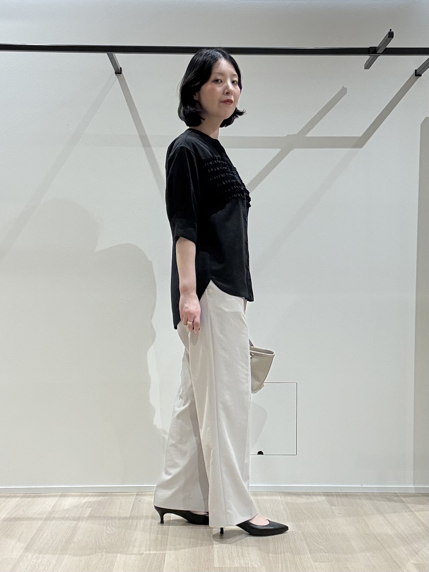 yさんの「UNTITLED｜【接触冷感/通気性/洗える】フロントフリルブラウス」を使ったコーディネート