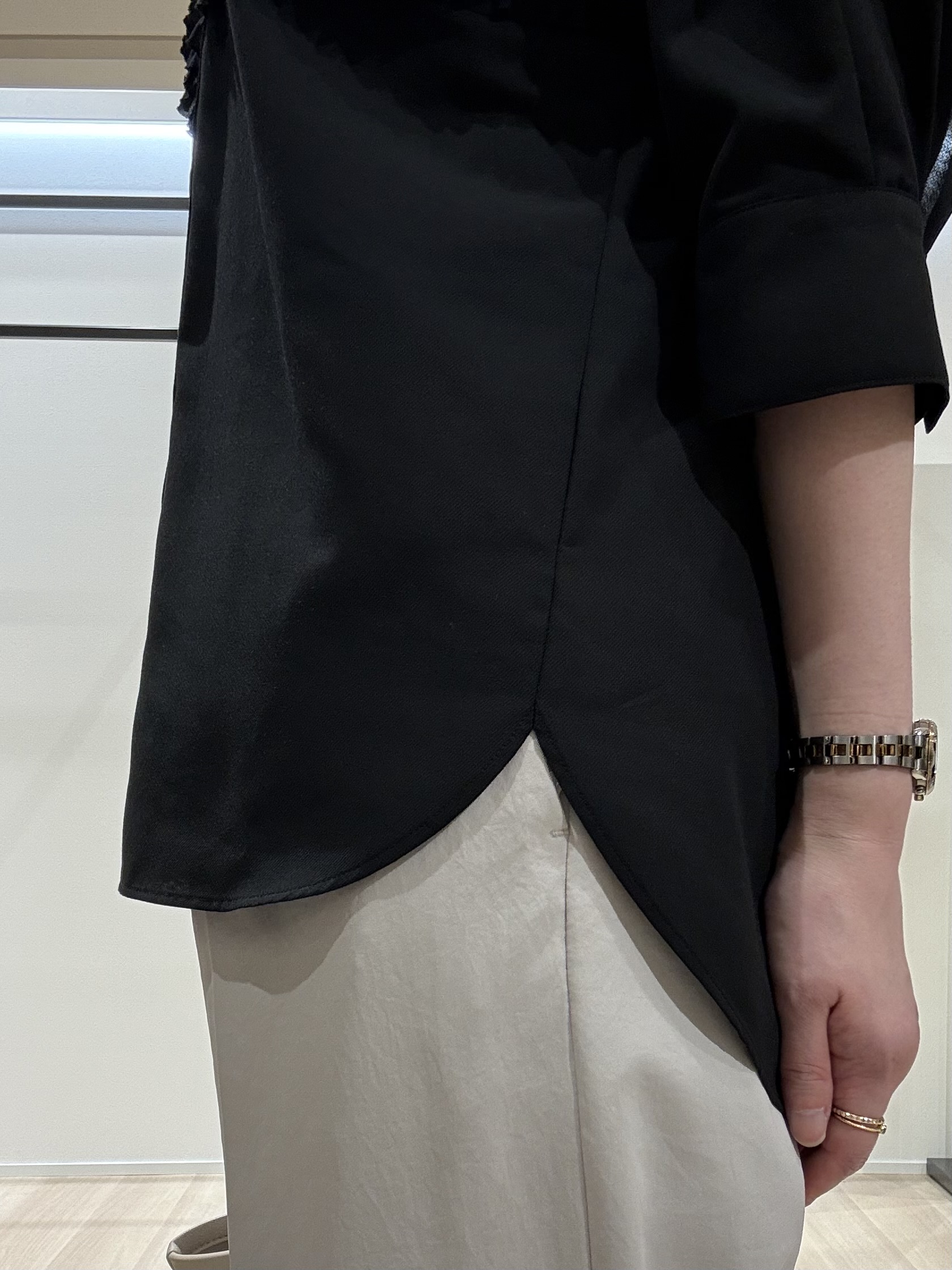 yさんの「UNTITLED｜【接触冷感/通気性/洗える】フロントフリルブラウス」を使ったコーディネート