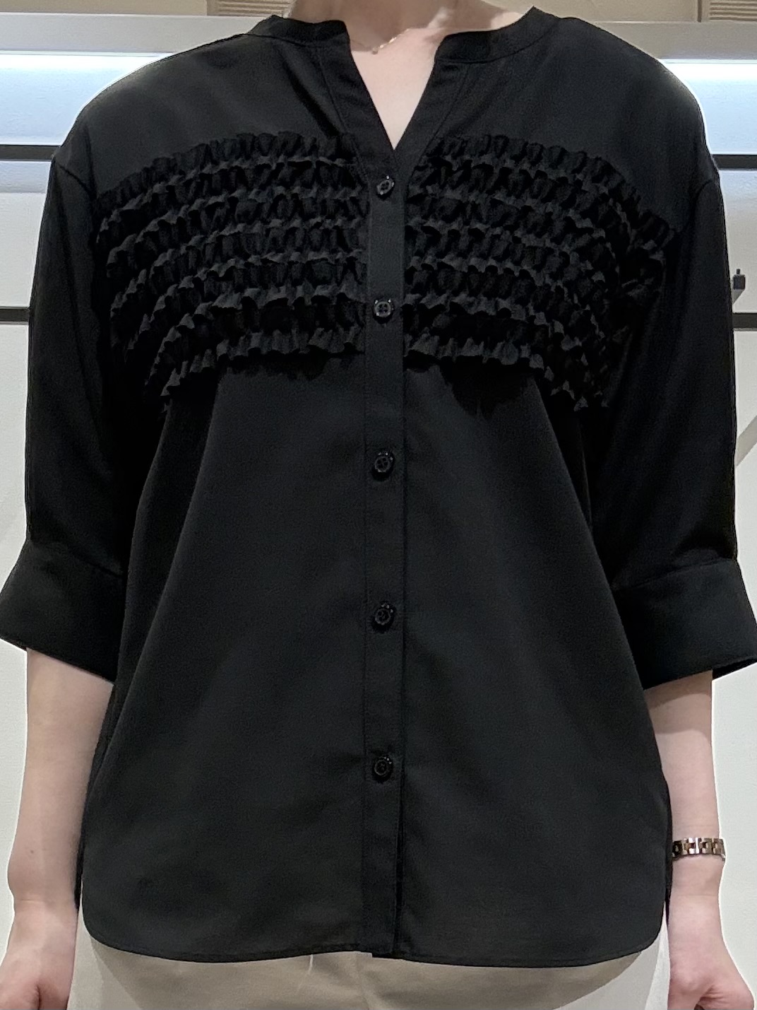 yさんの「UNTITLED｜【接触冷感/通気性/洗える】フロントフリルブラウス」を使ったコーディネート