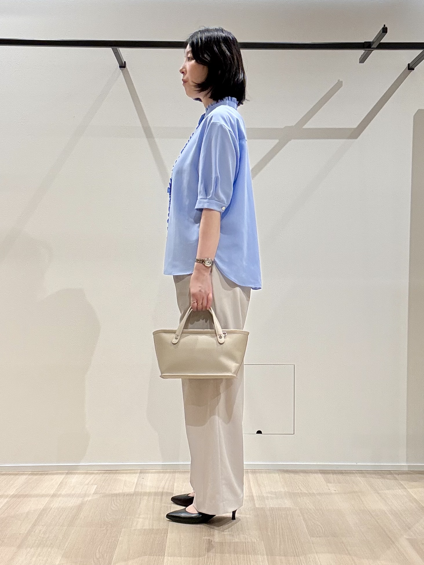 yさんの「UNTITLED｜【接触冷感/通気性/洗える】スタンドカラーフリルブラウス」を使ったコーディネート