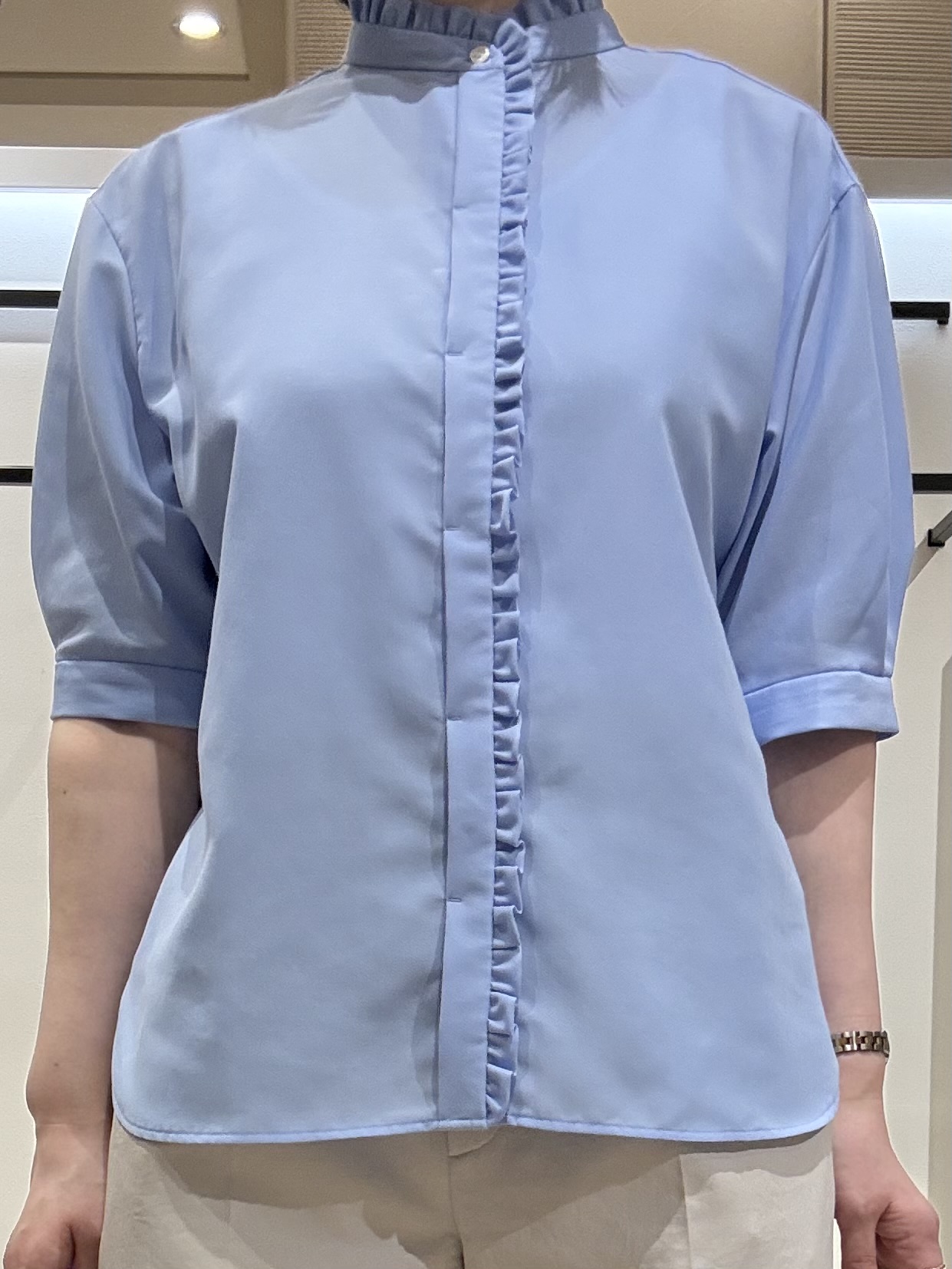 yさんの「UNTITLED｜【接触冷感/通気性/洗える】スタンドカラーフリルブラウス」を使ったコーディネート