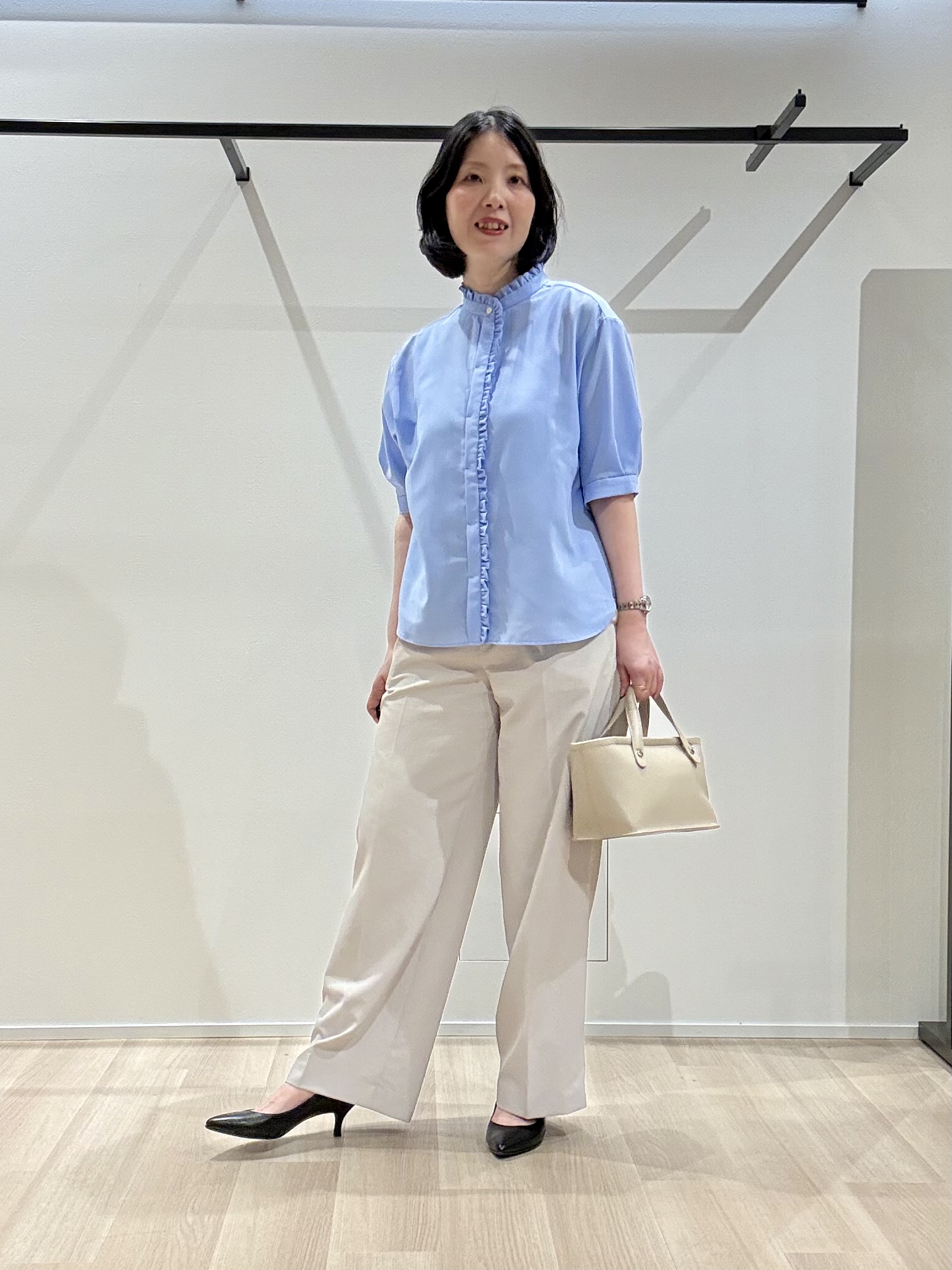 yさんの「UNTITLED｜【接触冷感/通気性/洗える】スタンドカラーフリルブラウス」を使ったコーディネート