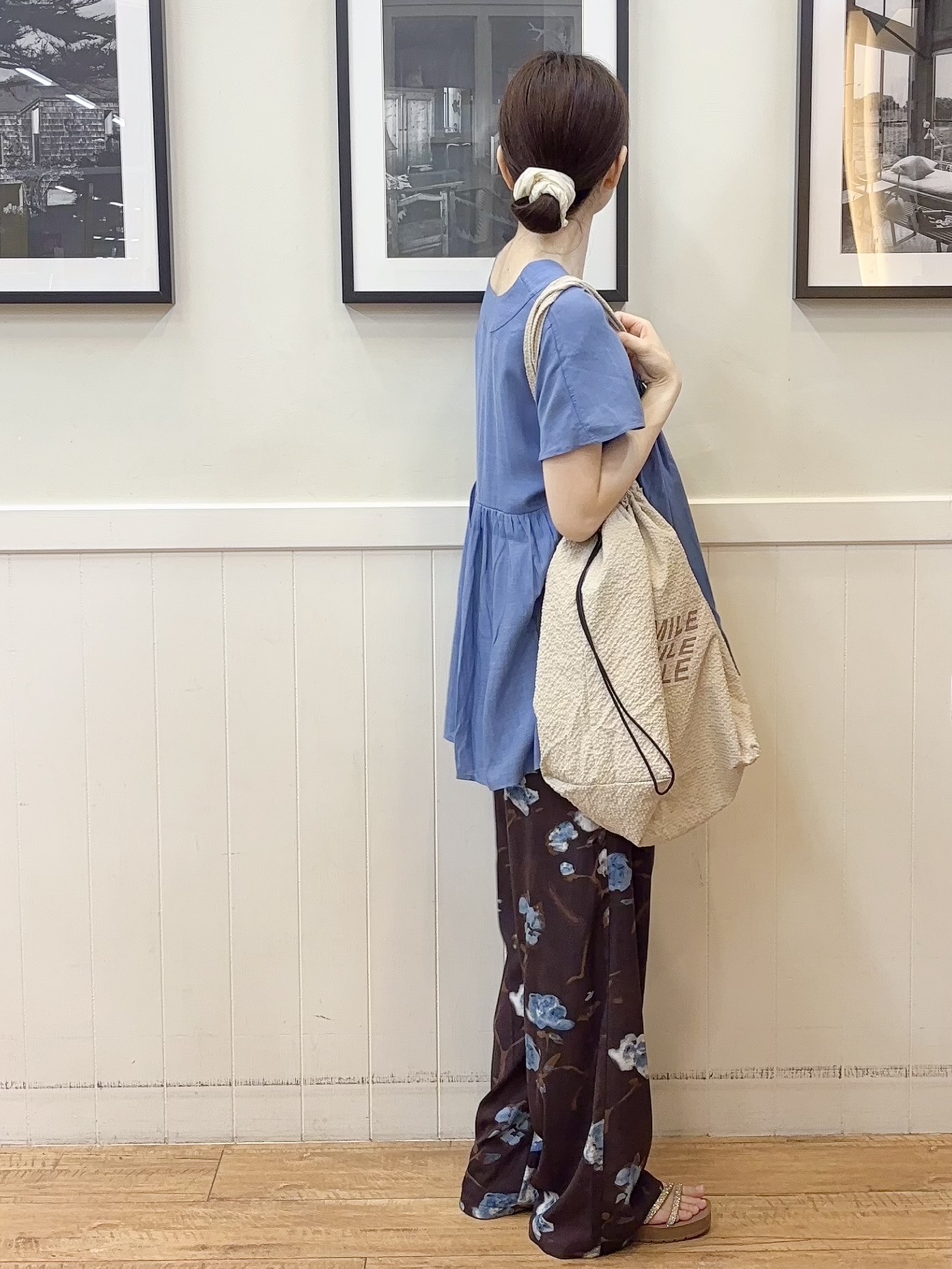 えぬさんの「SHOO･LA･RUE｜【ひんやり/UV/体型カバー】インせず着られる Vネックギャザーブラウス」を使ったコーディネート
