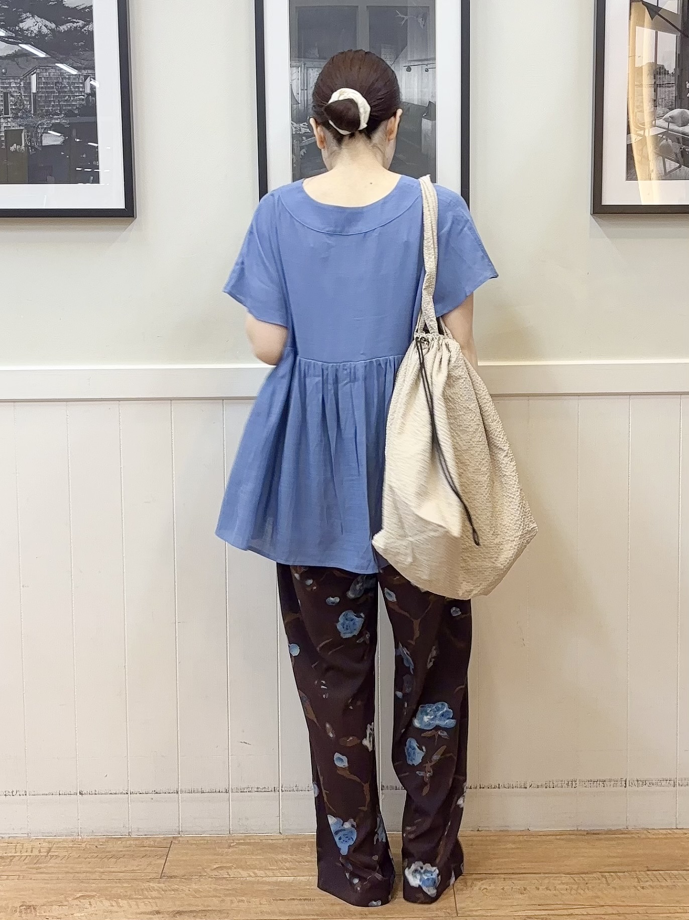 えぬさんの「SHOO･LA･RUE｜【ひんやり/UV/体型カバー】インせず着られる Vネックギャザーブラウス」を使ったコーディネート