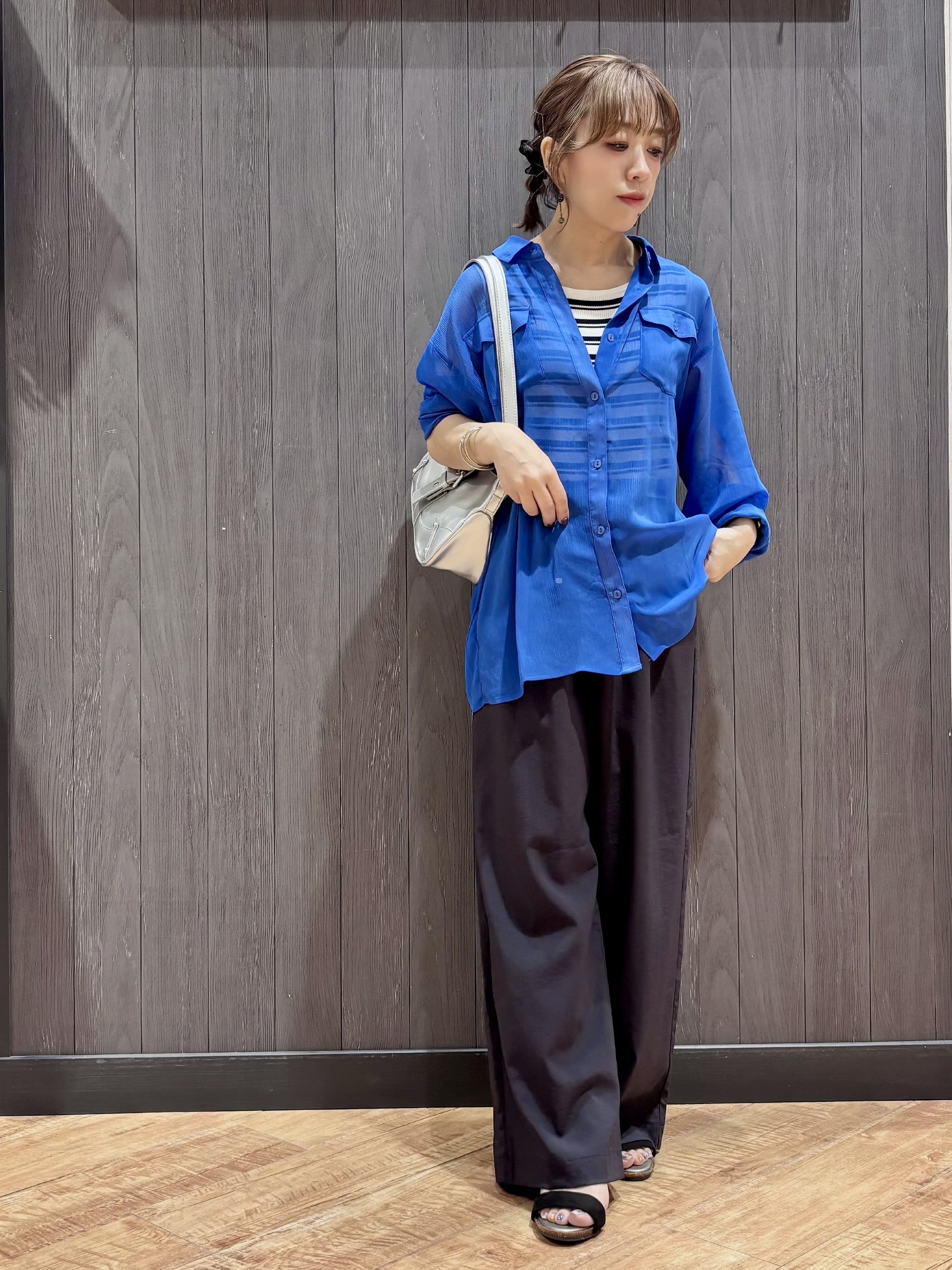 meiさんの「SHOO･LA･RUE｜【洗濯機可】ダブルポケット 楊柳しぼしぼシアーシャツ」を使ったコーディネート