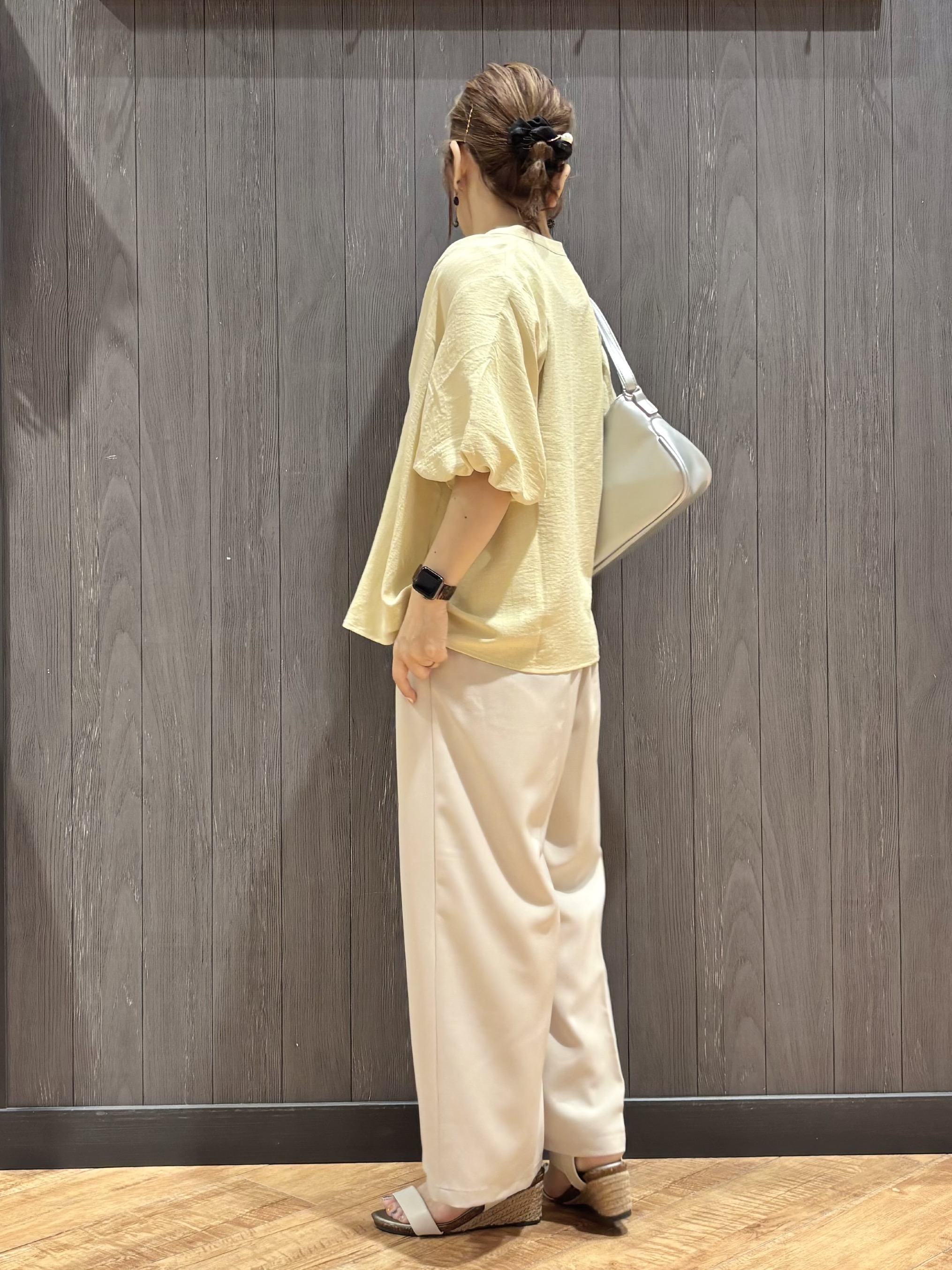 meiさんの「SHOO･LA･RUE｜【S-LL/洗濯機可】バルーンスリーブ　キーネックブラウス」を使ったコーディネート