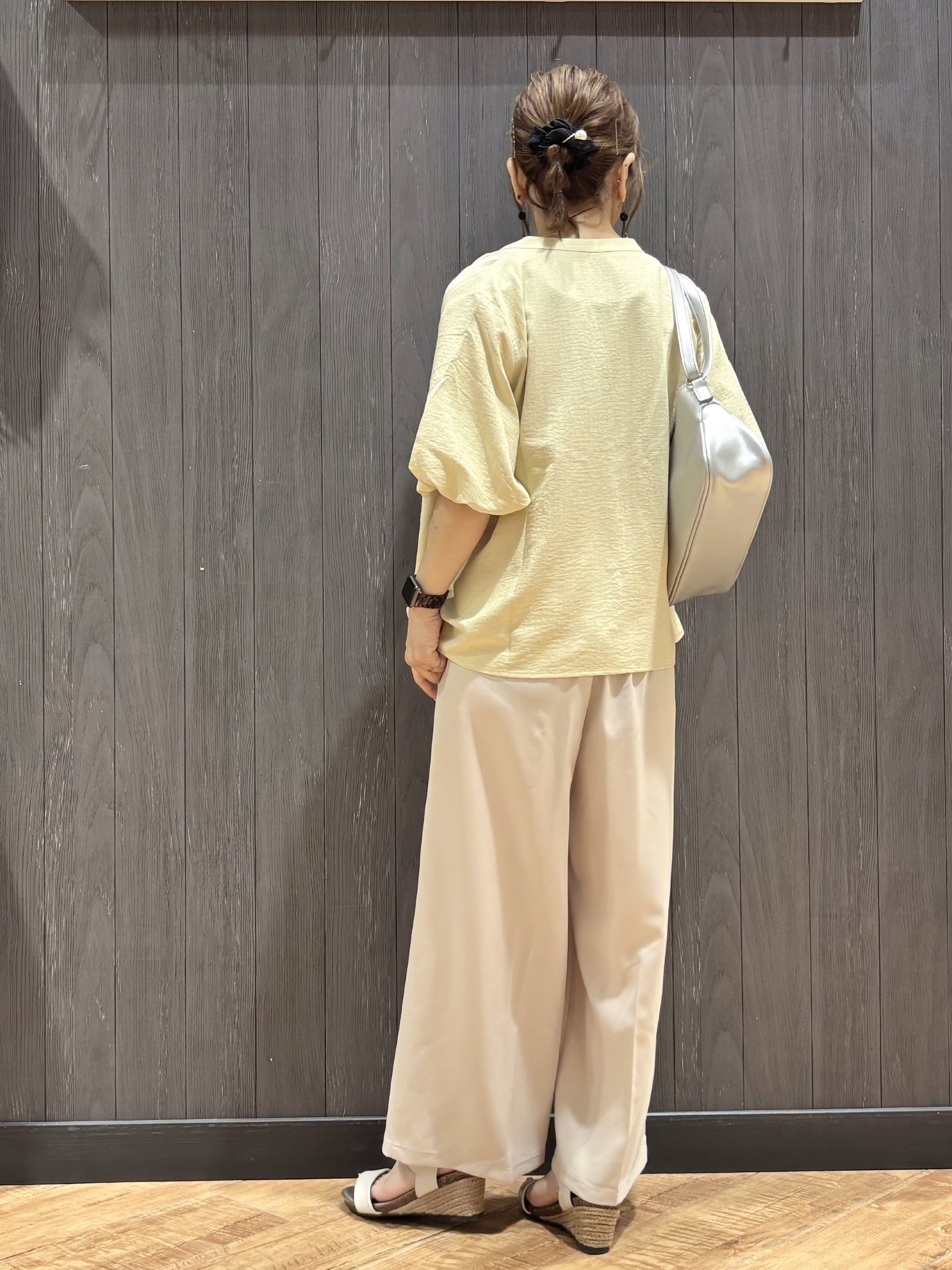 meiさんの「SHOO･LA･RUE｜【S-LL/洗濯機可】バルーンスリーブ　キーネックブラウス」を使ったコーディネート