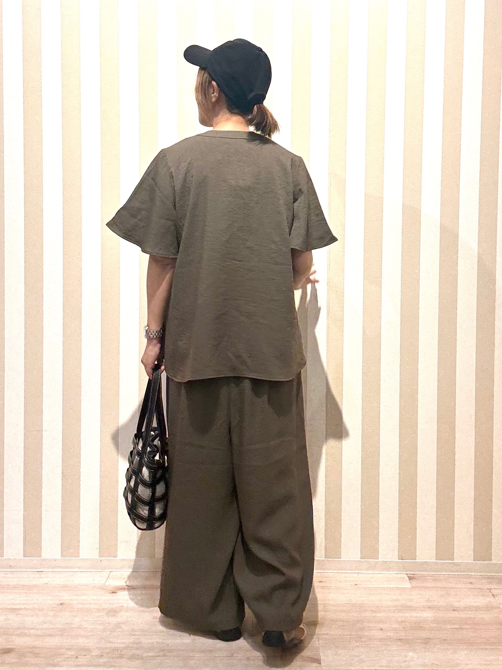 pieceさんの「SHOO･LA･RUE｜【セットアップ可/洗濯機可】サラっと着られる 麻調Ⅴネックタックブラウス」を使ったコーディネート