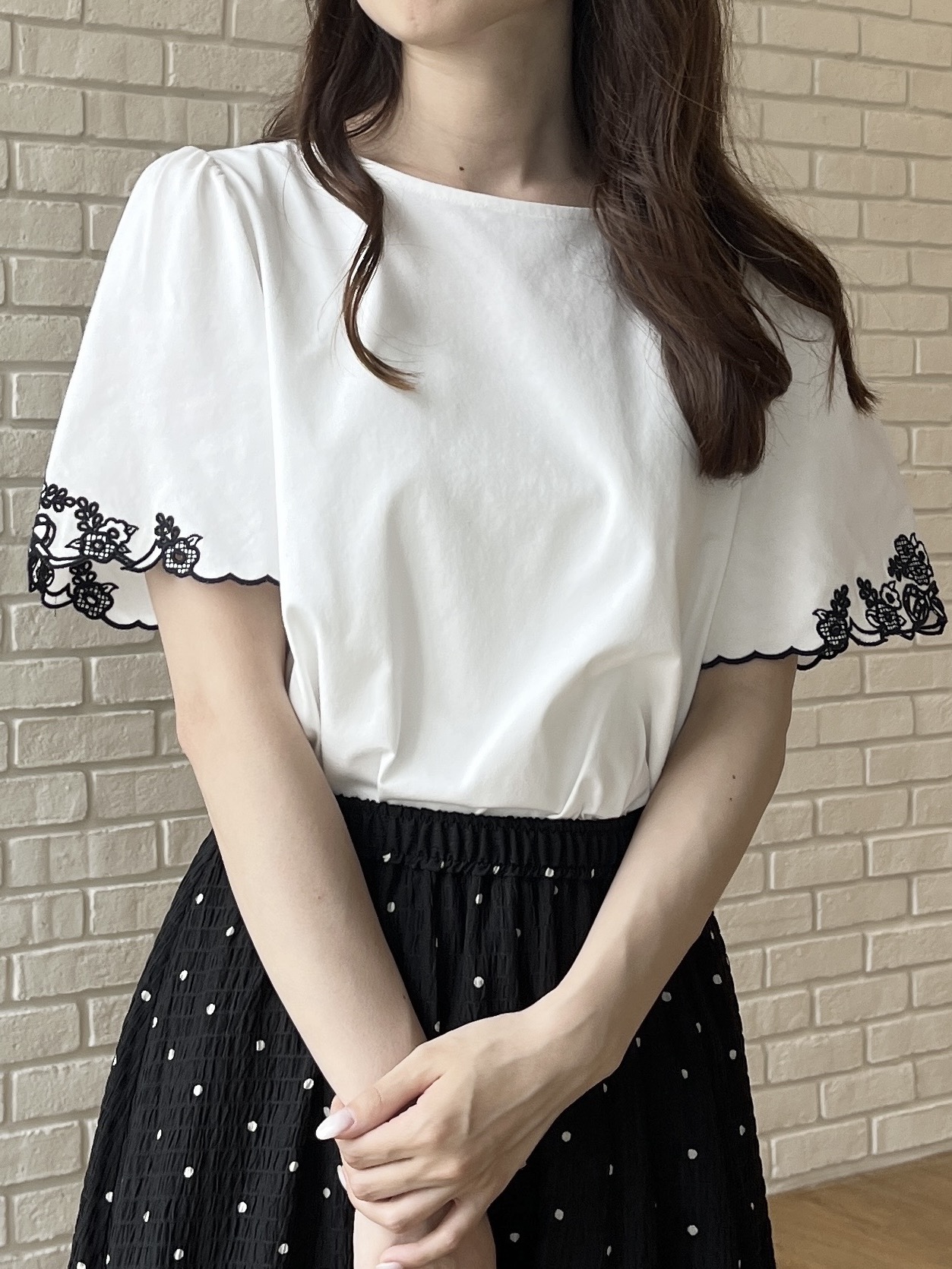 はばさんの「Couture brooch｜【接触冷感・UVカット・洗える】袖刺繍カットソー」を使ったコーディネート