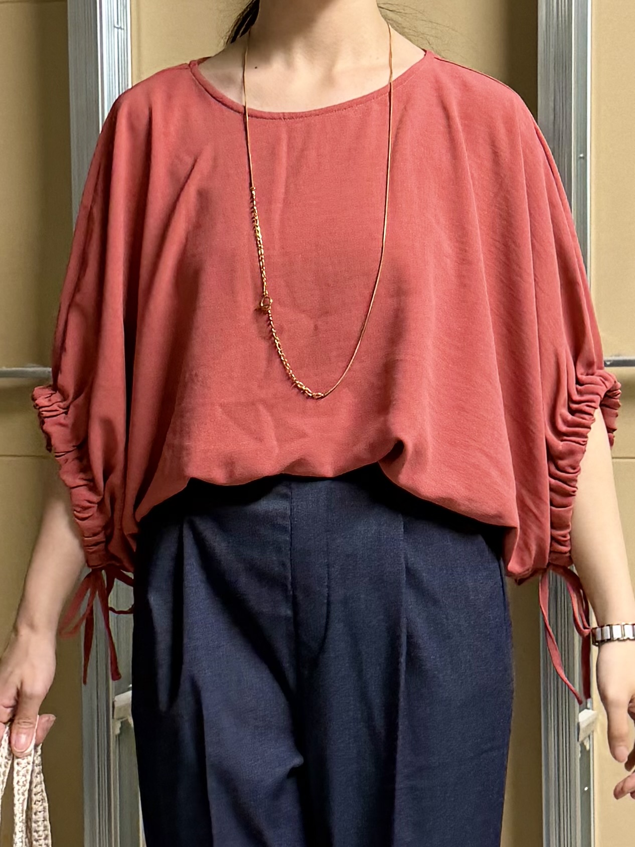 sahoさんの「THE SHOP TK｜【ひんやり/防しわ/UV/吸水速乾】袖ドロストドルマントップス」を使ったコーディネート