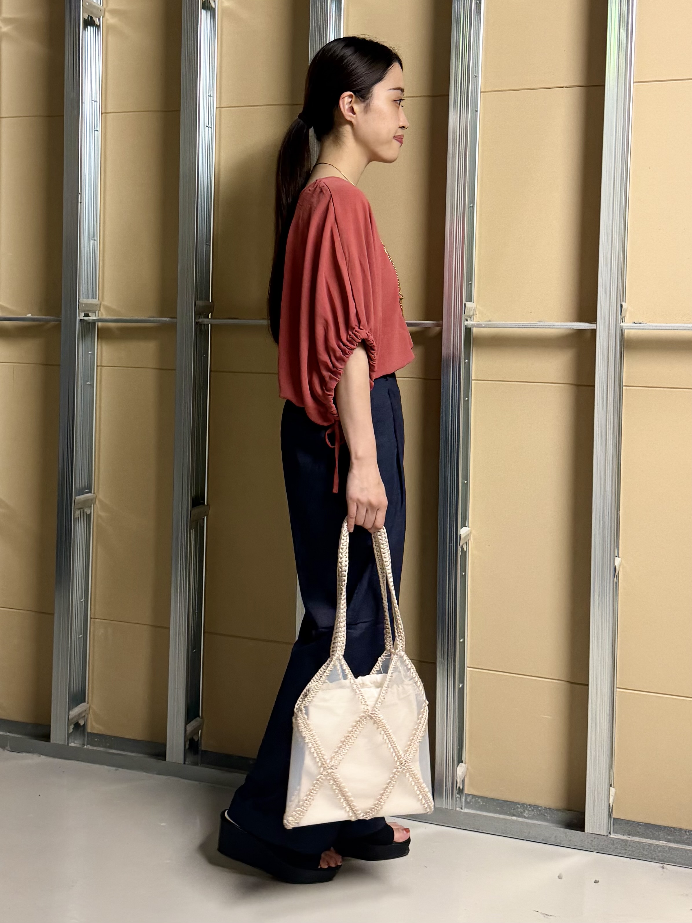 sahoさんの「THE SHOP TK｜【ひんやり/防しわ/UV/吸水速乾】袖ドロストドルマントップス」を使ったコーディネート