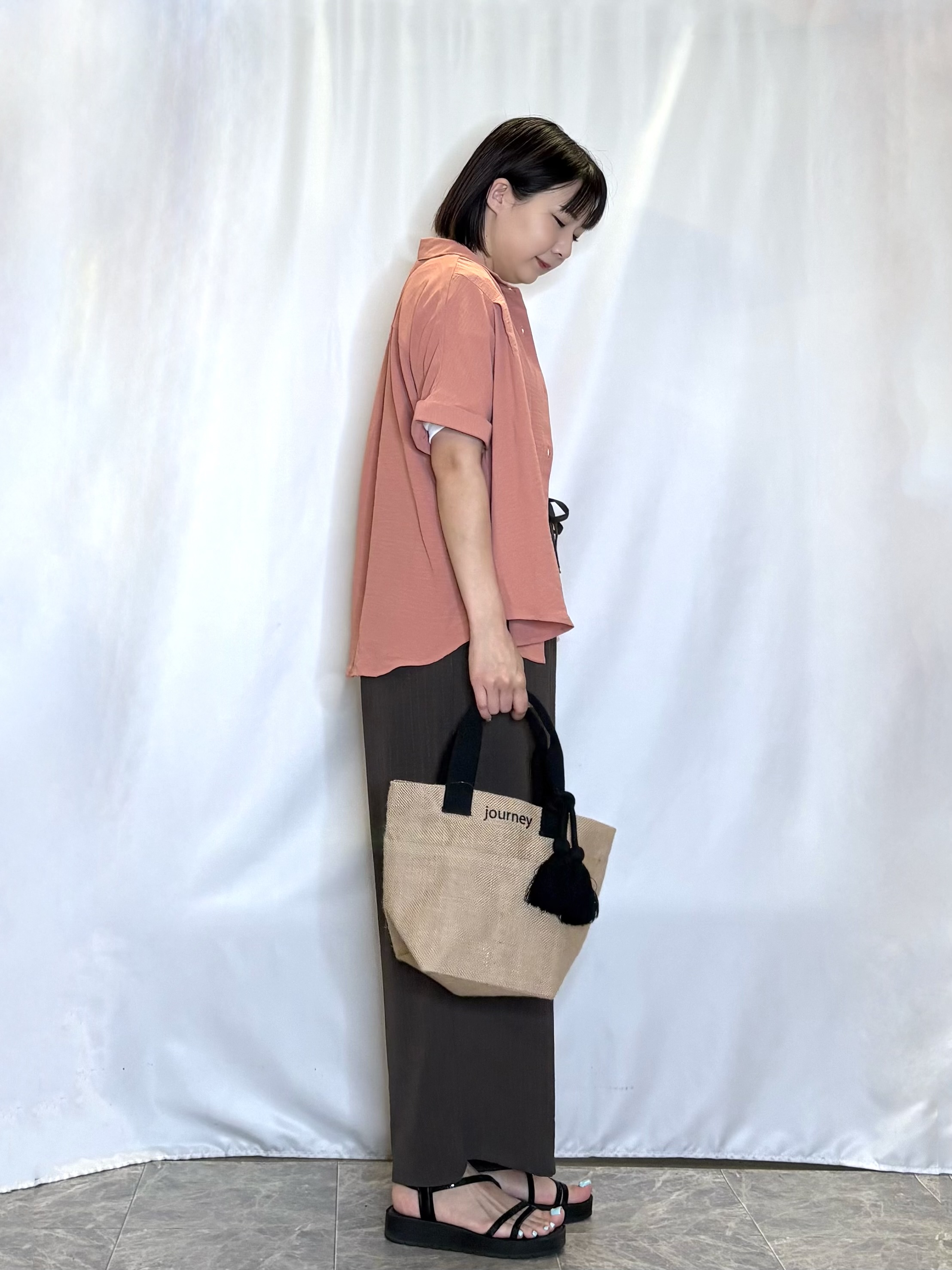 ネリさんの「SHOO･LA･RUE｜【ひんやり/洗濯機可/S-LL】肩タックとロールアップでこなれ見え デザイン半袖シャツ」を使ったコーディネート