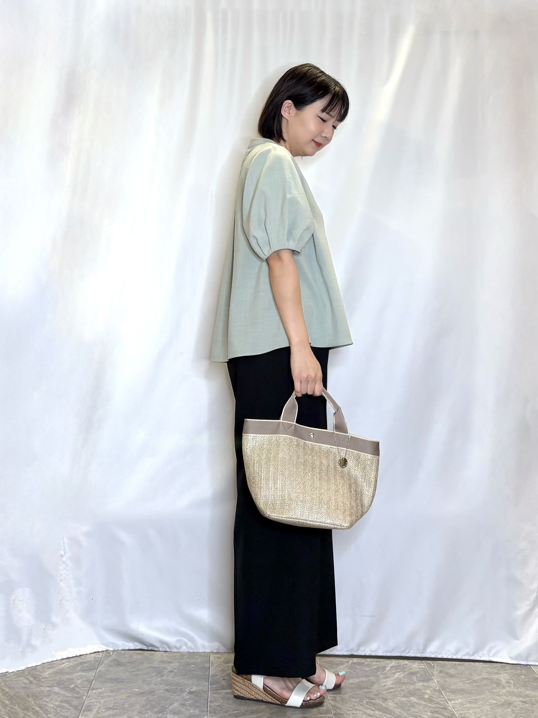 ネリさんの「SHOO･LA･RUE｜【高レビュー/洗濯後しわになりにくい/インせず着られる】自然に体型カバー 麻調ペプラムブラウス」を使ったコーディネート