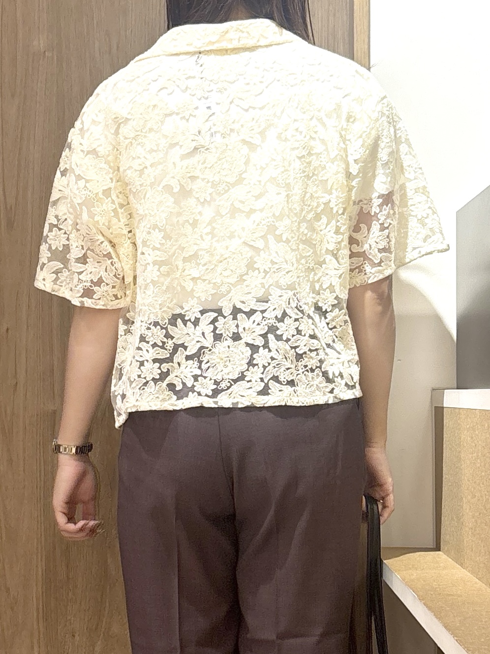 このかさんの「index｜フラワー刺繍シアーシャツ【洗濯機OK／イージーアイロン】」を使ったコーディネート