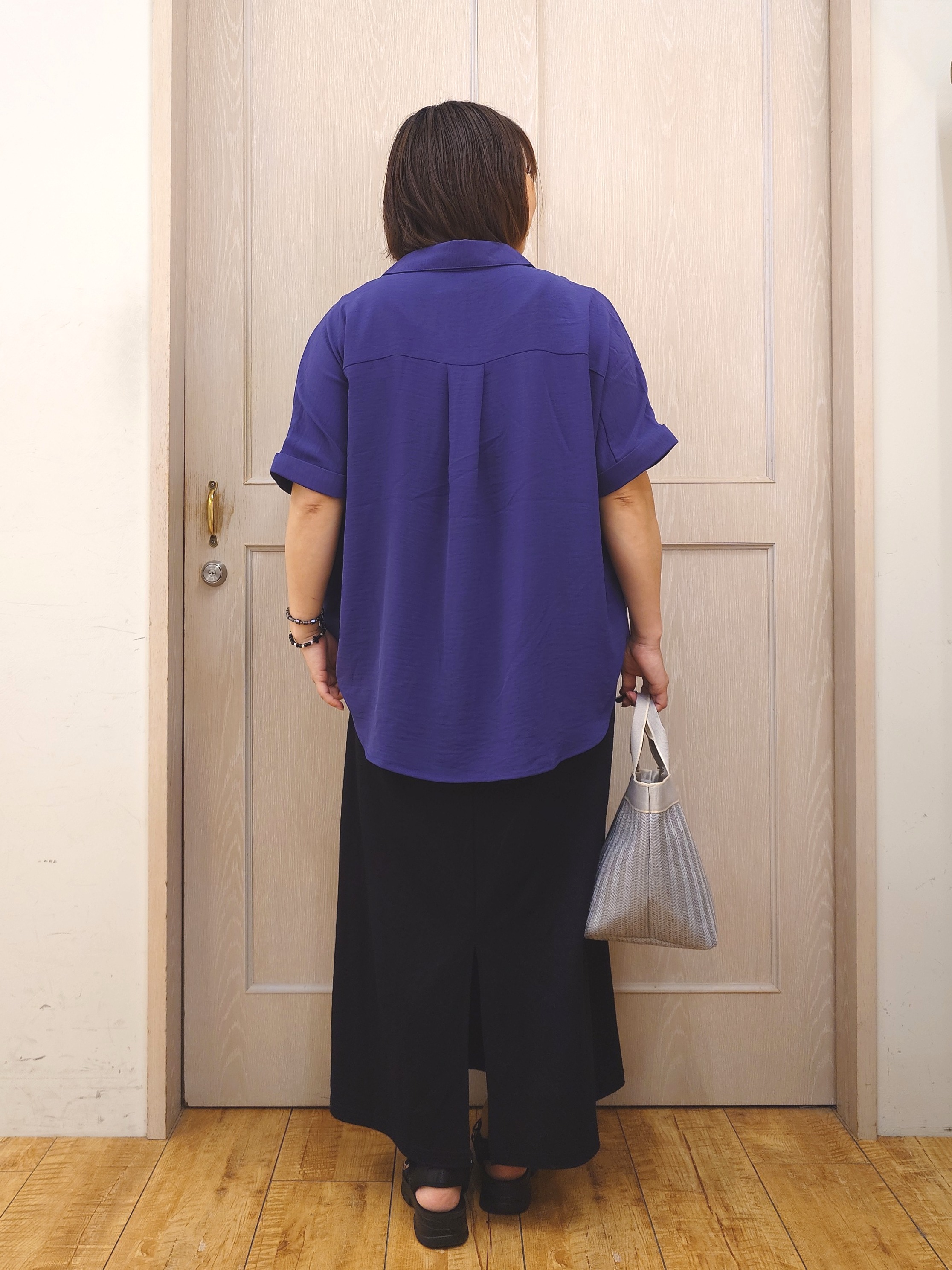 とろろさんの「SHOO･LA･RUE｜【ひんやり/洗濯機可/S-LL】肩タックとロールアップでこなれ見え デザイン半袖シャツ」を使ったコーディネート
