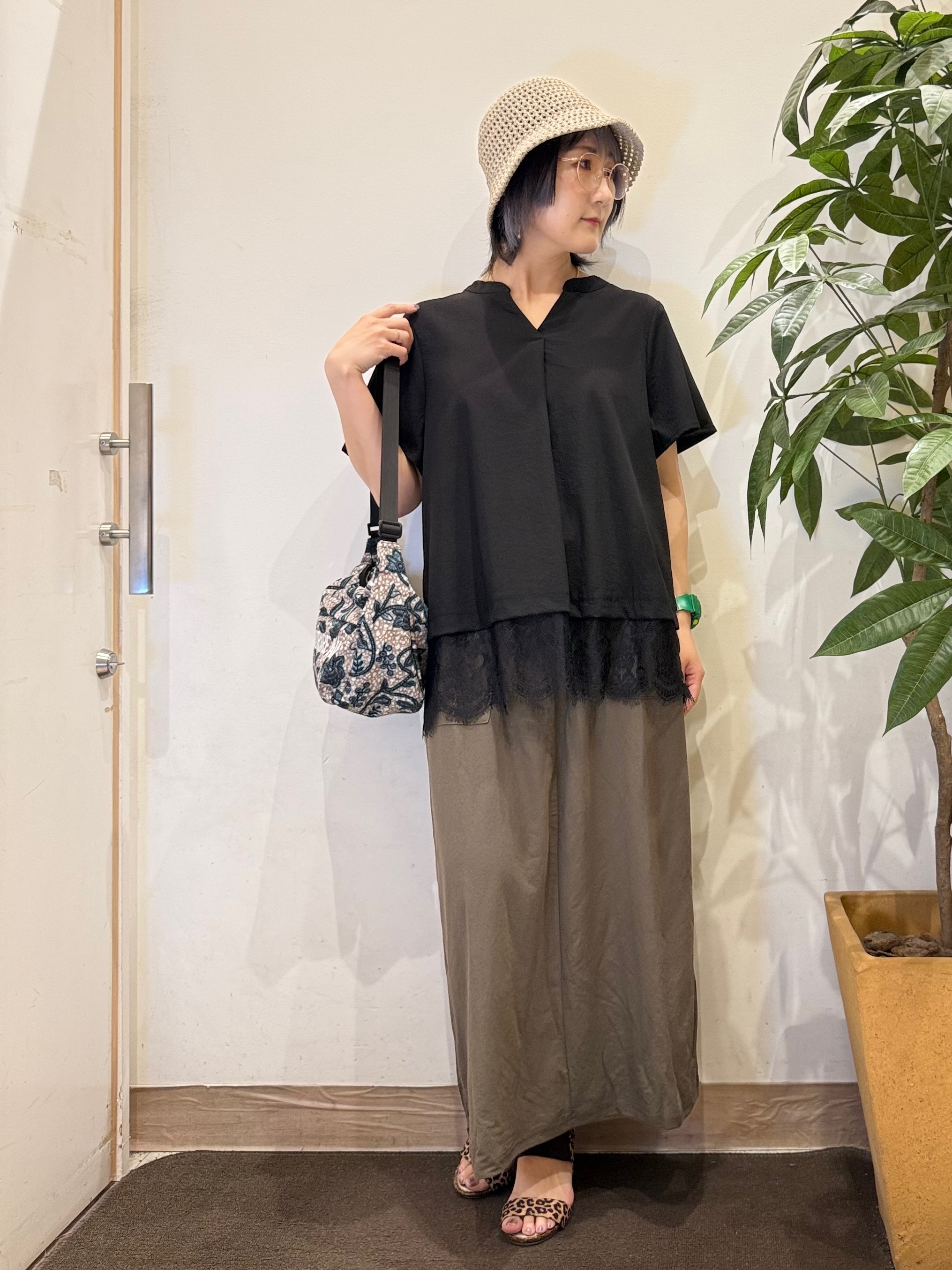 misakiさんの「SHOO･LA･RUE｜【S-LL/洗濯機可】軽凛(かろりん)ひんやり スキッパー裾レースブラウス」を使ったコーディネート