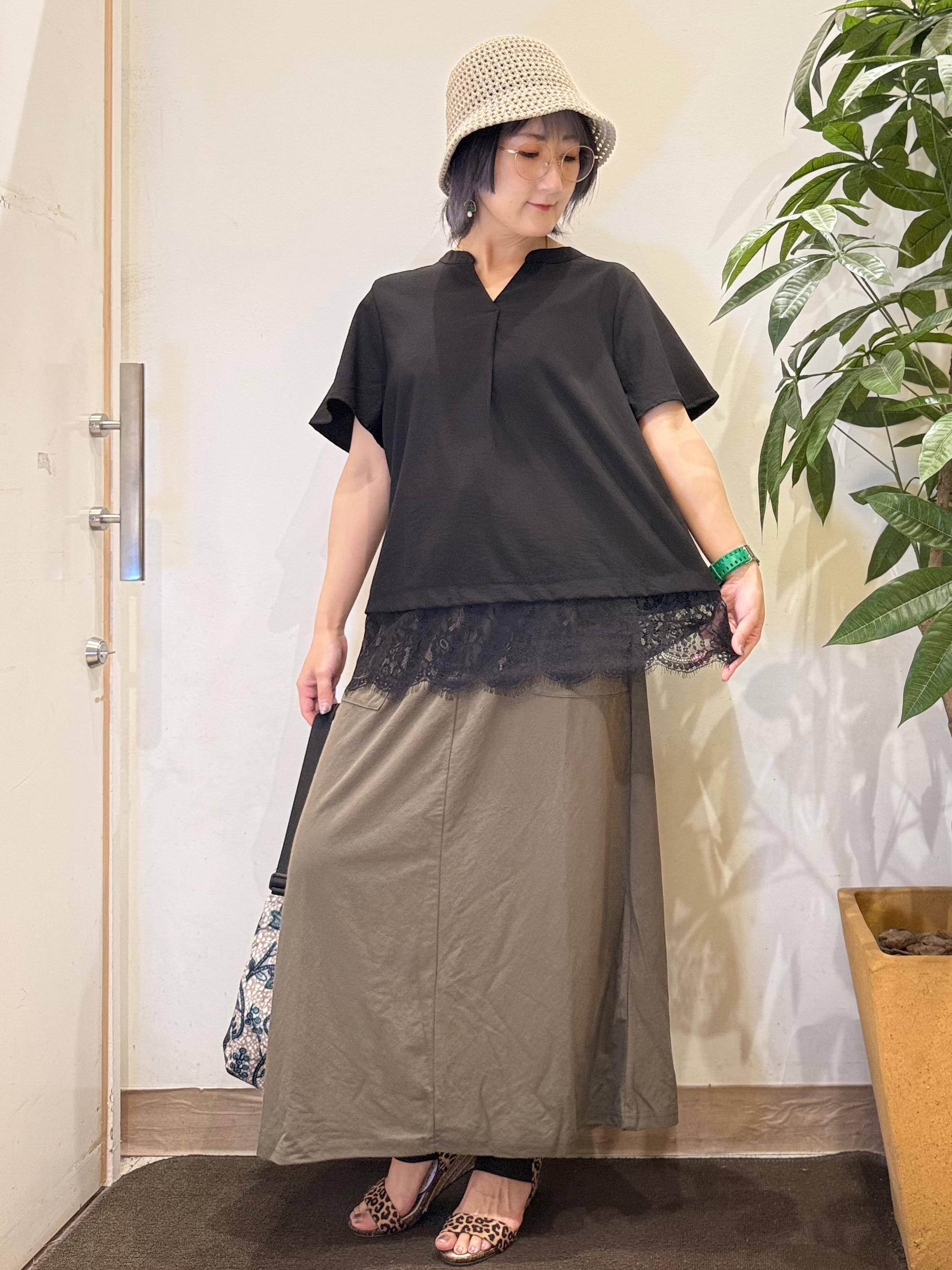 misakiさんの「SHOO･LA･RUE｜【S-LL/洗濯機可】軽凛(かろりん)ひんやり スキッパー裾レースブラウス」を使ったコーディネート